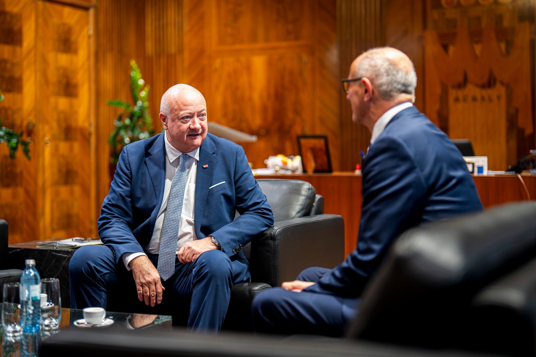 Am 28. November 2025 empfing Bundeskanzler Christian Stocker (l.) den Landeshauptmann von Tirol Anton Mattle (r.) zu einem Arbeitsgespr&auml;ch.