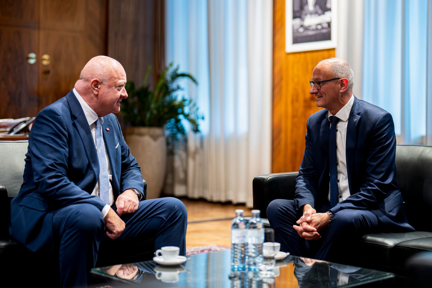 Am 28. November 2025 empfing Bundeskanzler Christian Stocker (l.) den Landeshauptmann von Tirol Anton Mattle (r.) zu einem Arbeitsgespr&auml;ch.