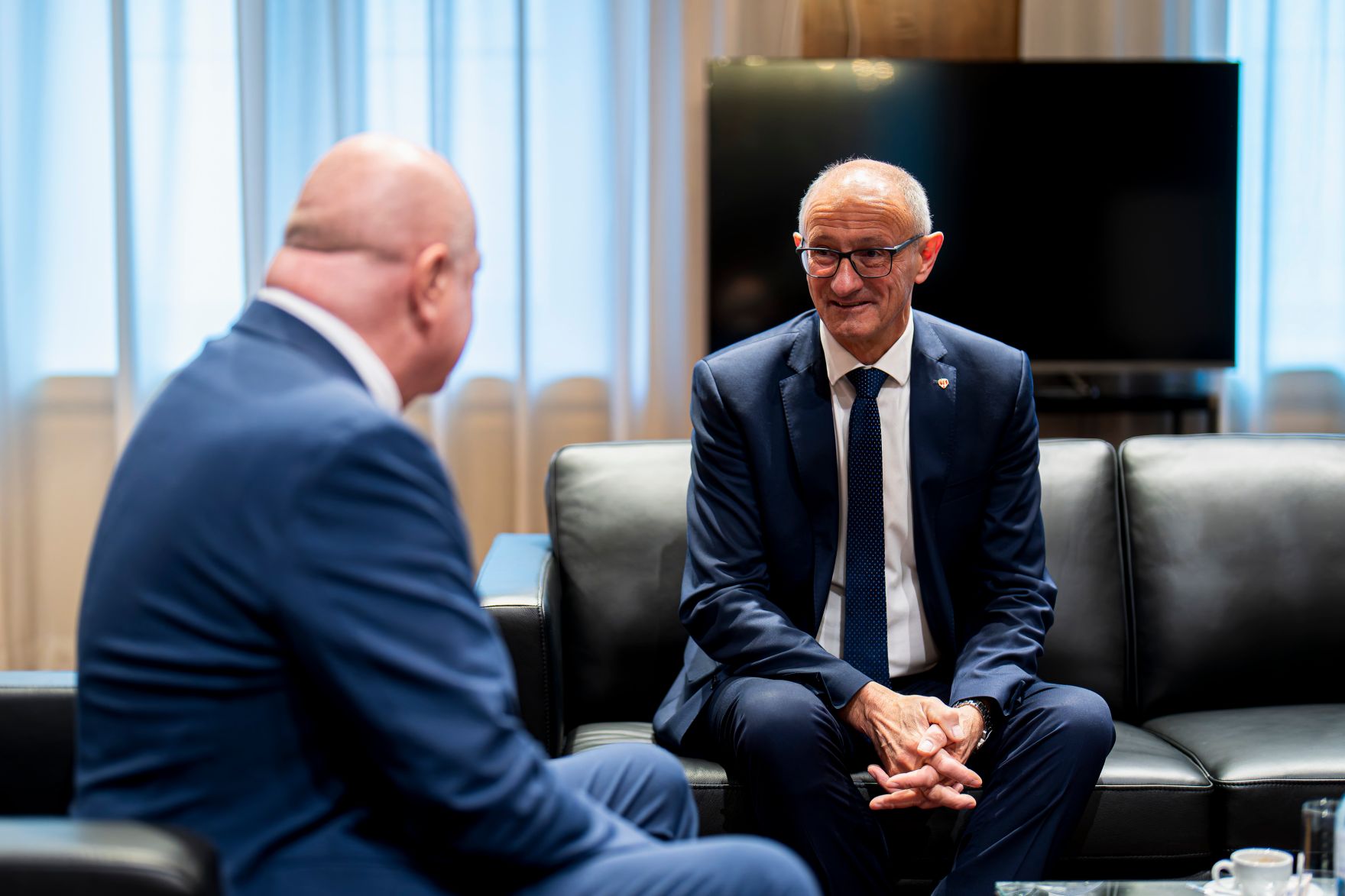 Am 28. November 2025 empfing Bundeskanzler Christian Stocker (l.) den Landeshauptmann von Tirol Anton Mattle (r.) zu einem Arbeitsgespr&auml;ch.