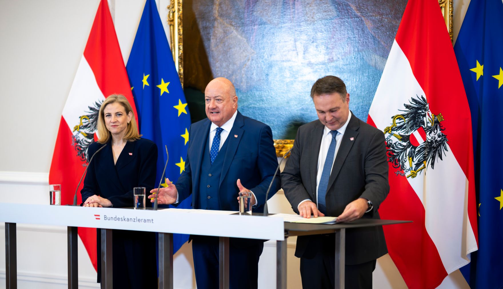 Am 3. Dezember 2025 nahmen Bundeskanzler Christian Stocker (m.), Vizekanzler Andreas Babler (r.) und Bundesministerin Beate Meinl-Reisinger (l.) am Doorstep vor dem Ministerrat teil.