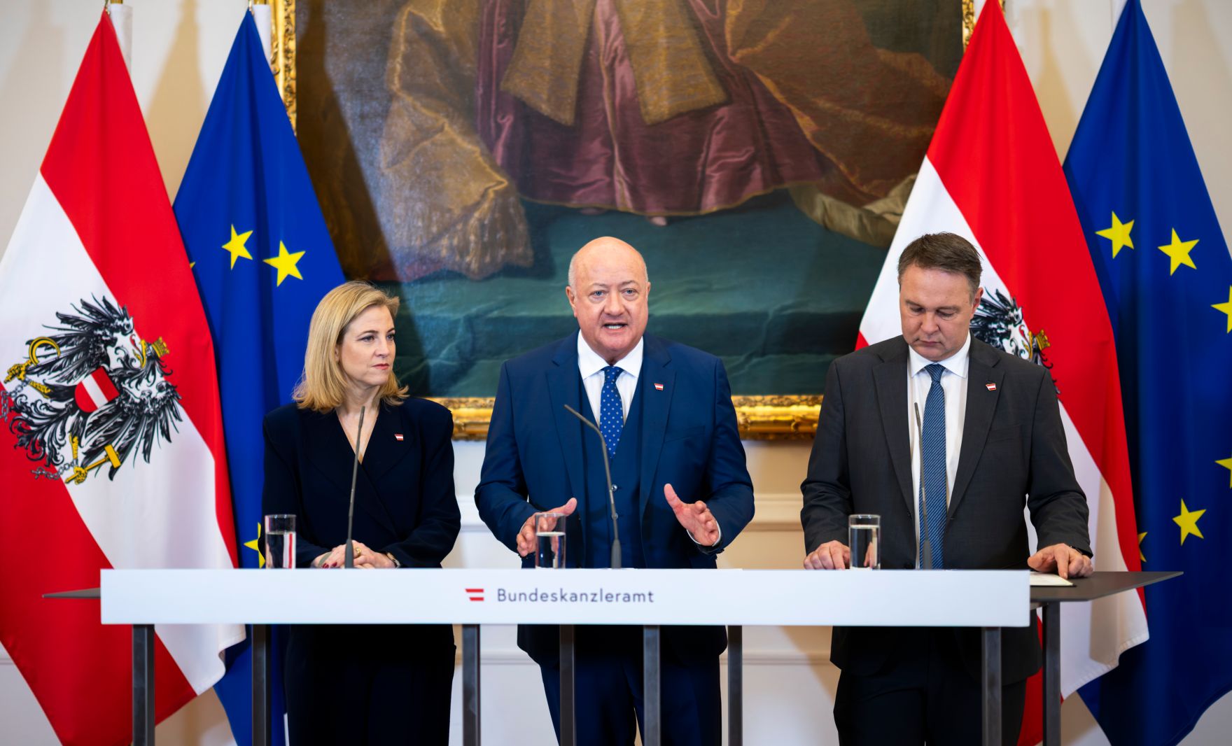 Am 3. Dezember 2025 nahmen Bundeskanzler Christian Stocker (m.), Vizekanzler Andreas Babler (r.) und Bundesministerin Beate Meinl-Reisinger (l.) am Doorstep vor dem Ministerrat teil.