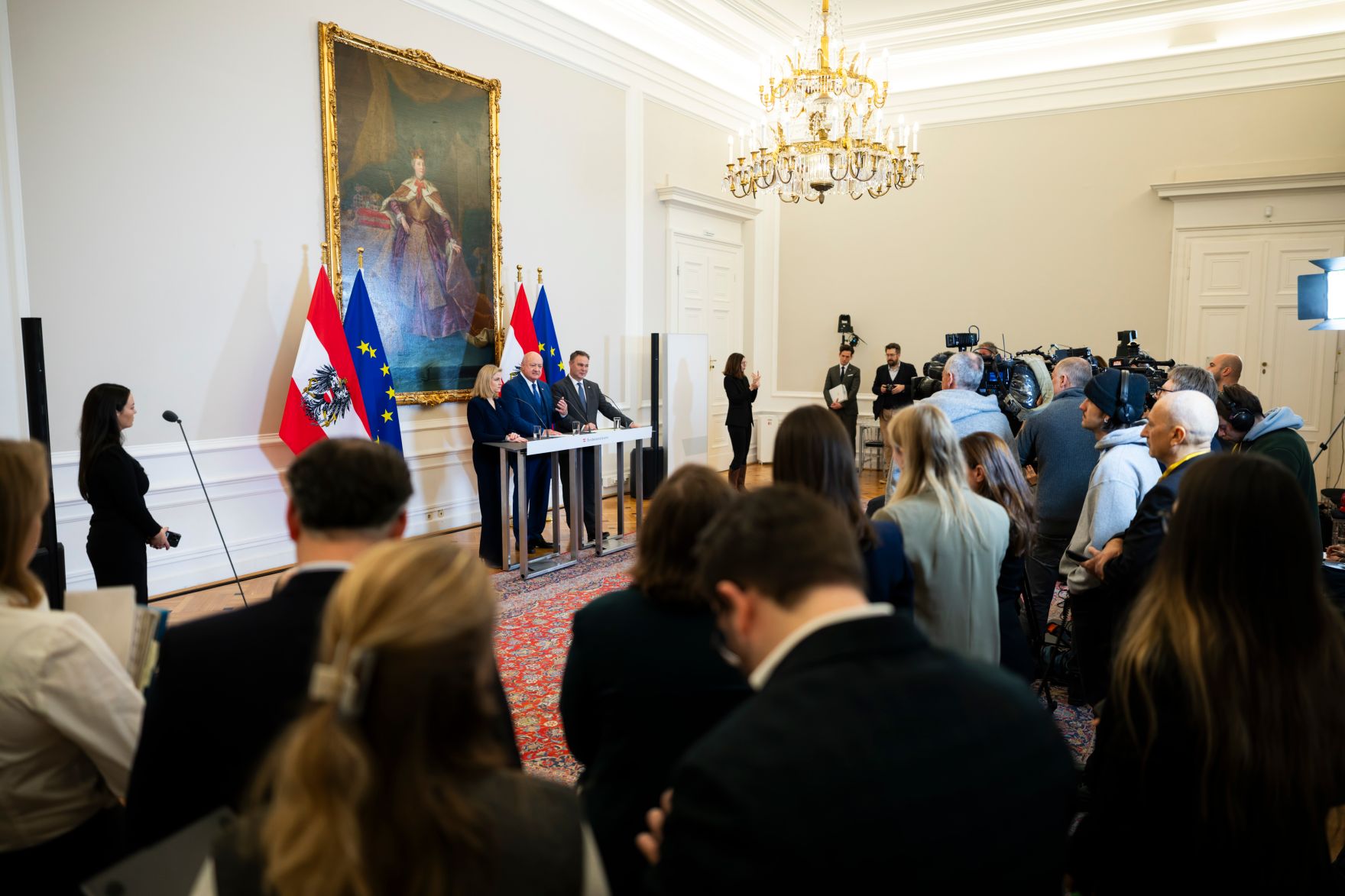 Am 3. Dezember 2025 nahmen Bundeskanzler Christian Stocker (m.), Vizekanzler Andreas Babler (r.) und Bundesministerin Beate Meinl-Reisinger (l.) am Doorstep vor dem Ministerrat teil.