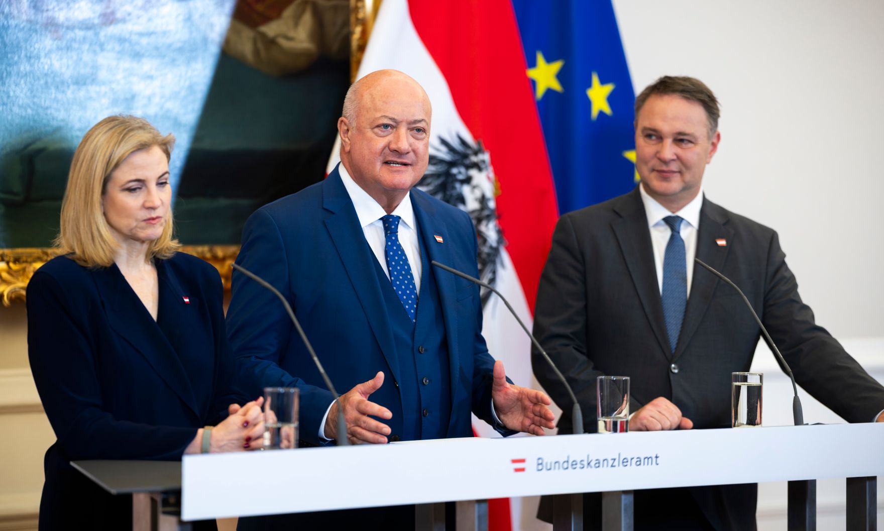 Am 3. Dezember 2025 nahmen Bundeskanzler Christian Stocker (m.), Vizekanzler Andreas Babler (r.) und Bundesministerin Beate Meinl-Reisinger (l.) am Doorstep vor dem Ministerrat teil.
