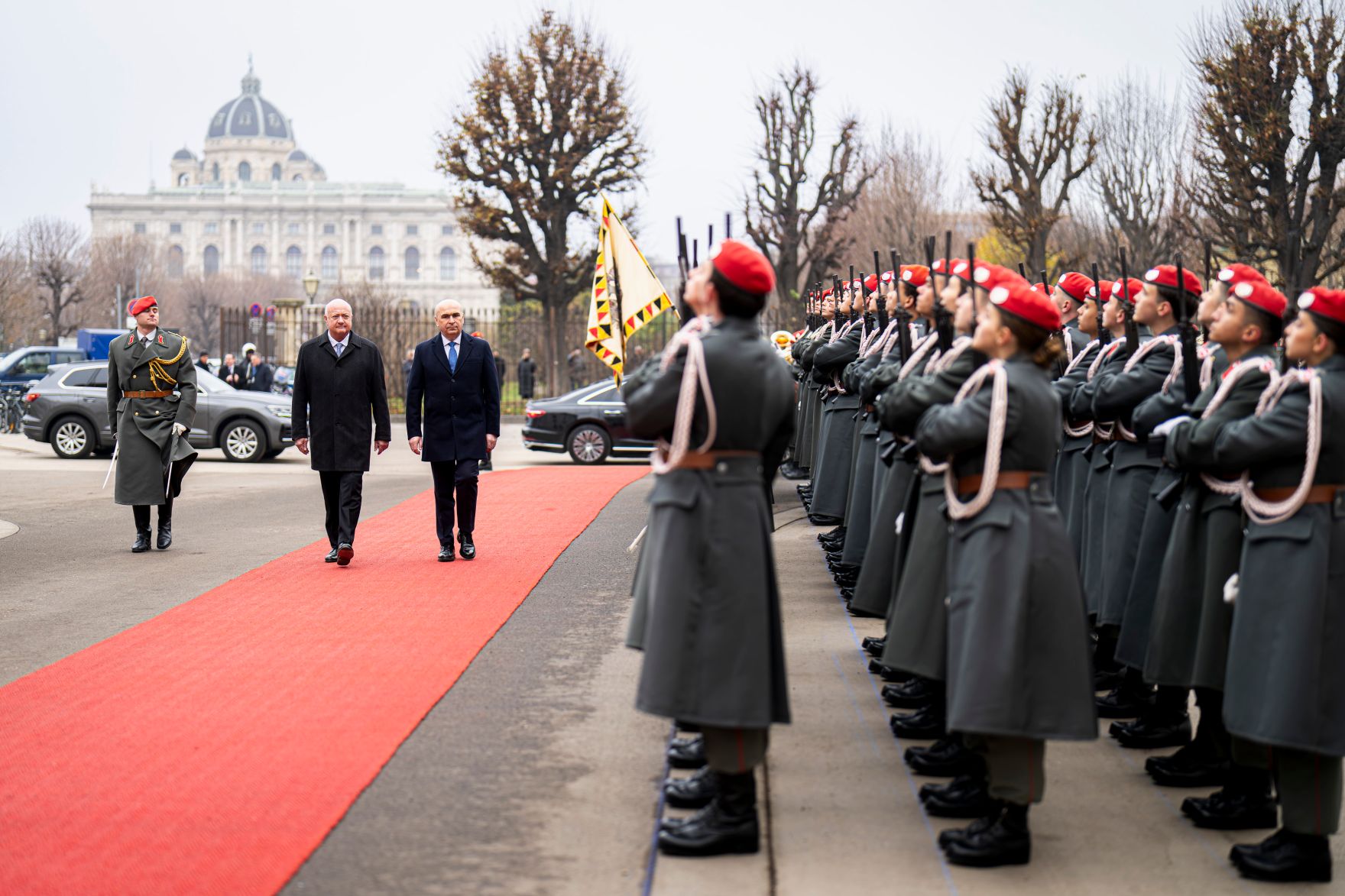 Am 4. Dezember 2025 empfing Bundeskanzler Christian Stocker (l.) den Premierminister von Rum&auml;nien Gavril Bolojan (r.), zu einem Arbeitsbesuch im Bundeskanzleramt.