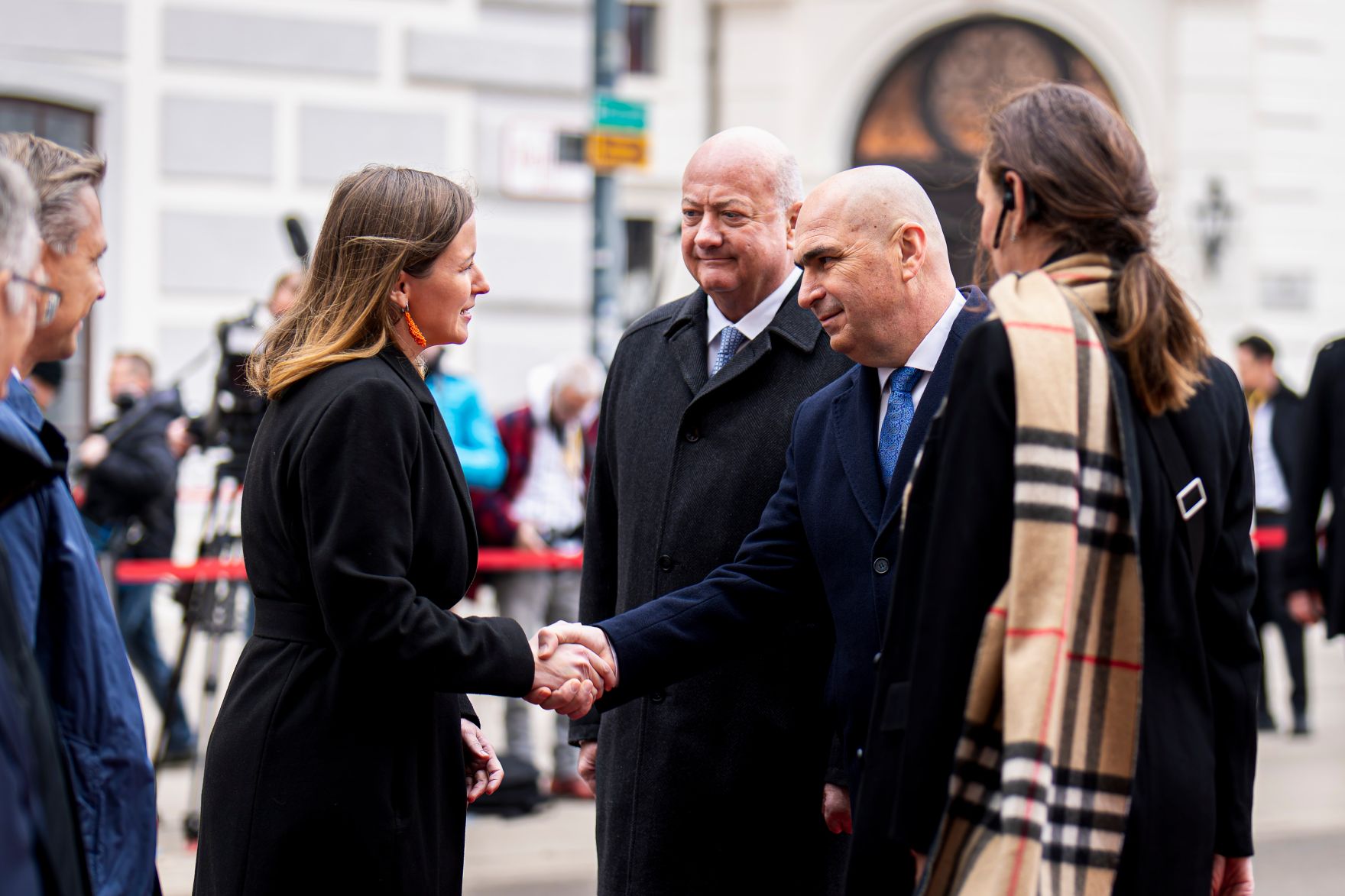Am 4. Dezember 2025 empfing Bundeskanzler Christian Stocker (m.) den Premierminister von Rum&auml;nien Gavril Bolojan (r.), zu einem Arbeitsbesuch im Bundeskanzleramt. Im Bild mit Bundesministerin Claudia Plakolm (l.).