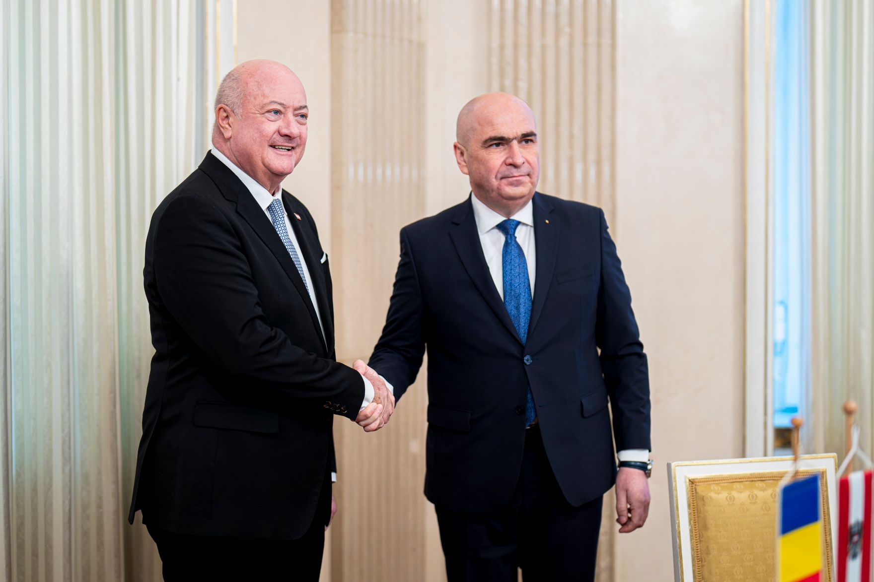 Am 4. Dezember 2025 empfing Bundeskanzler Christian Stocker (l.) den Premierminister von Rum&auml;nien Gavril Bolojan (r.), zu einem Arbeitsbesuch im Bundeskanzleramt.