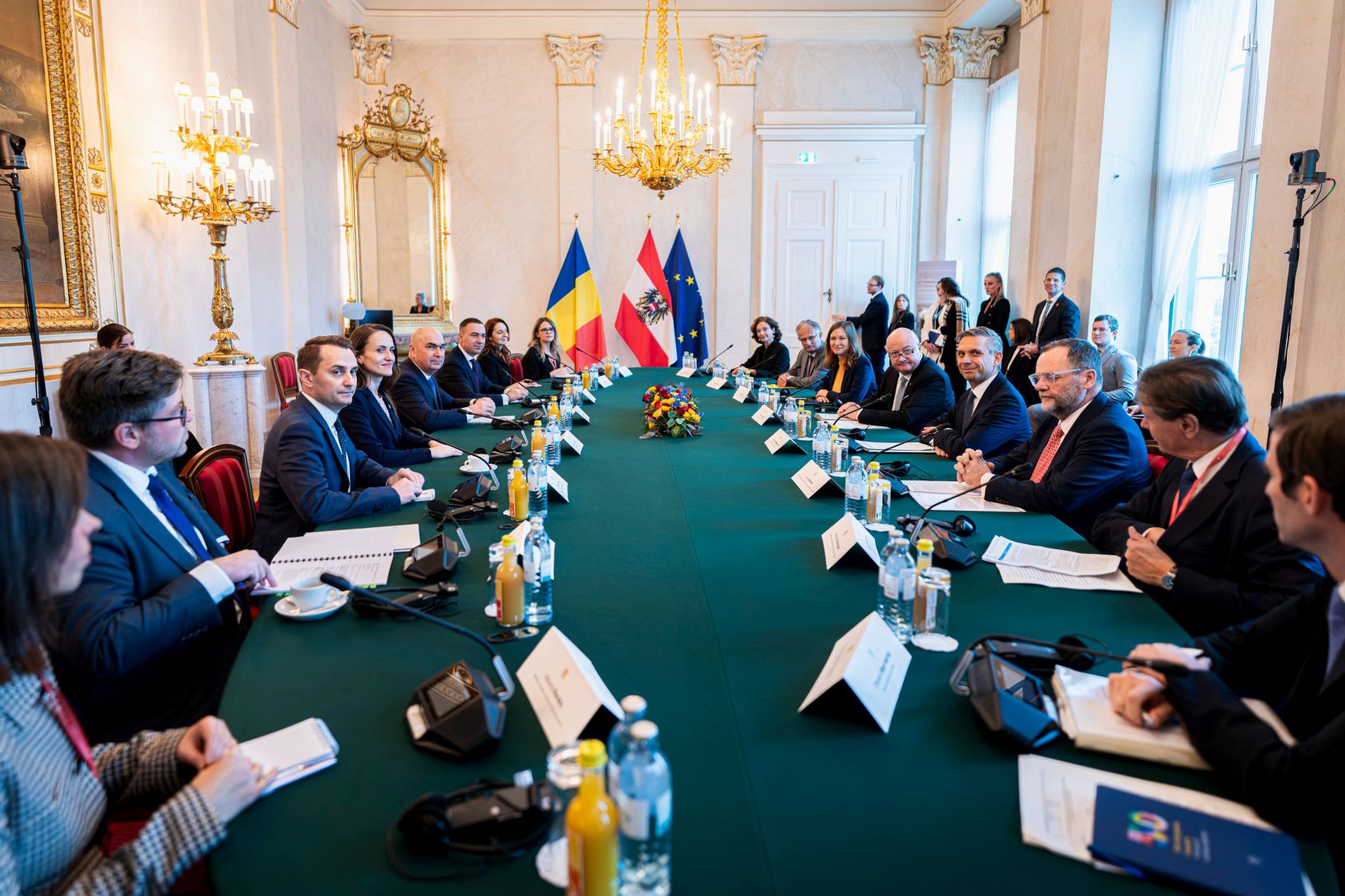 Am 4. Dezember 2025 empfing Bundeskanzler Christian Stocker (m.r.) den Premierminister von Rum&auml;nien Gavril Bolojan (m.l.), zu einem Arbeitsbesuch im Bundeskanzleramt. Im Bild bei einem Delegationsgespr&auml;ch.