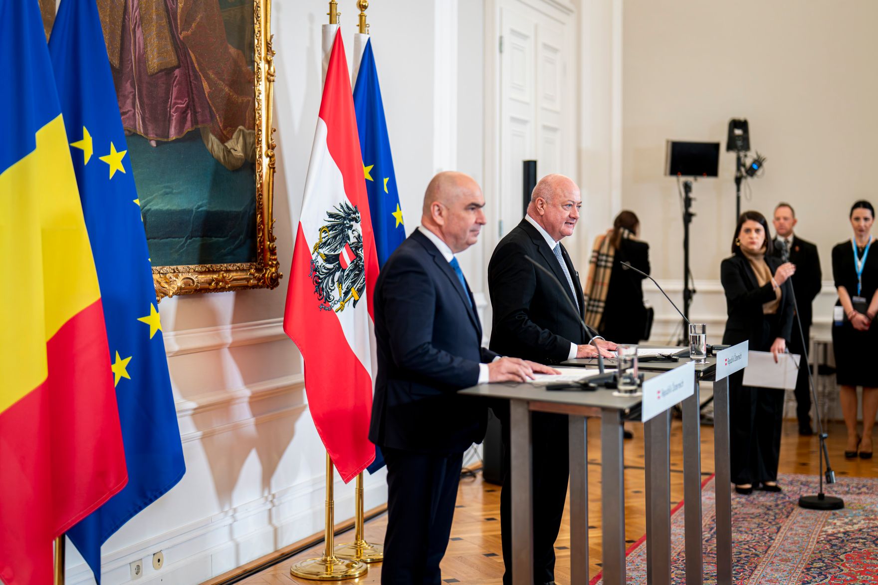 Am 4. Dezember 2025 empfing Bundeskanzler Christian Stocker (m.r.) den Premierminister von Rum&auml;nien Gavril Bolojan (m.l.), zu einem Arbeitsbesuch im Bundeskanzleramt. Im Bild bei einer gemeinsamen Pressekonferenz.