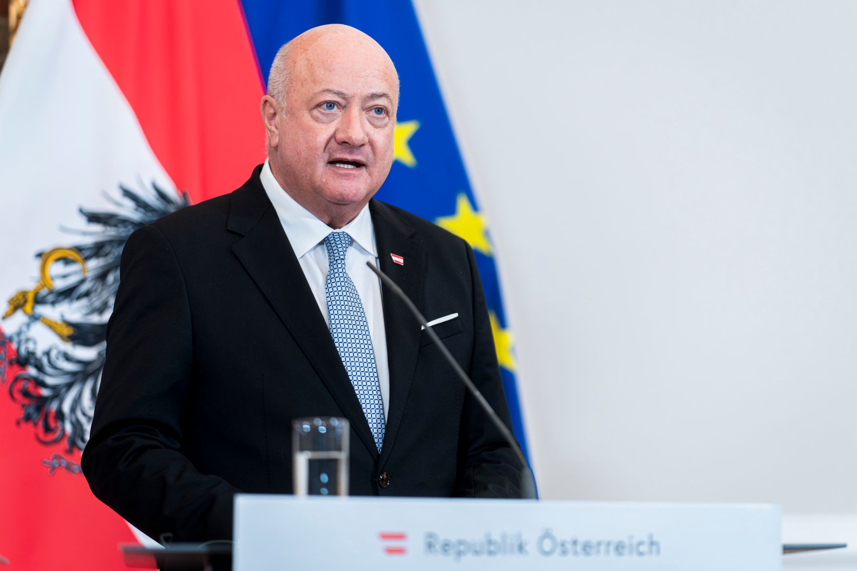 Am 4. Dezember 2025 empfing Bundeskanzler Christian Stocker (im Bild) den Premierminister von Rum&auml;nien Gavril Bolojan, zu einem Arbeitsbesuch im Bundeskanzleramt. Im Bild bei einer gemeinsamen Pressekonferenz.