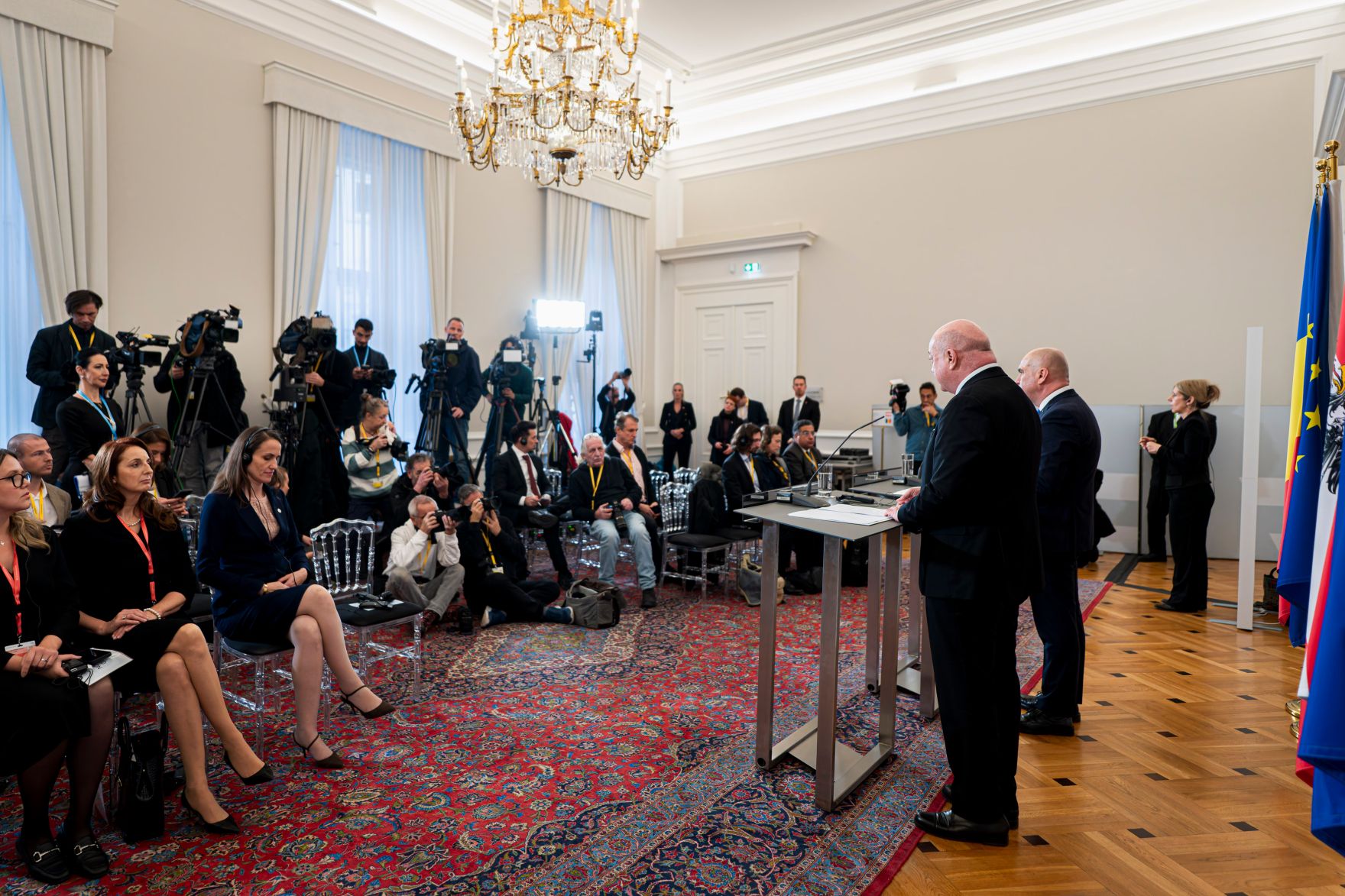 Am 4. Dezember 2025 empfing Bundeskanzler Christian Stocker (2.v.r.) den Premierminister von Rum&auml;nien Gavril Bolojan (r.), zu einem Arbeitsbesuch im Bundeskanzleramt. Im Bild bei einer gemeinsamen Pressekonferenz.