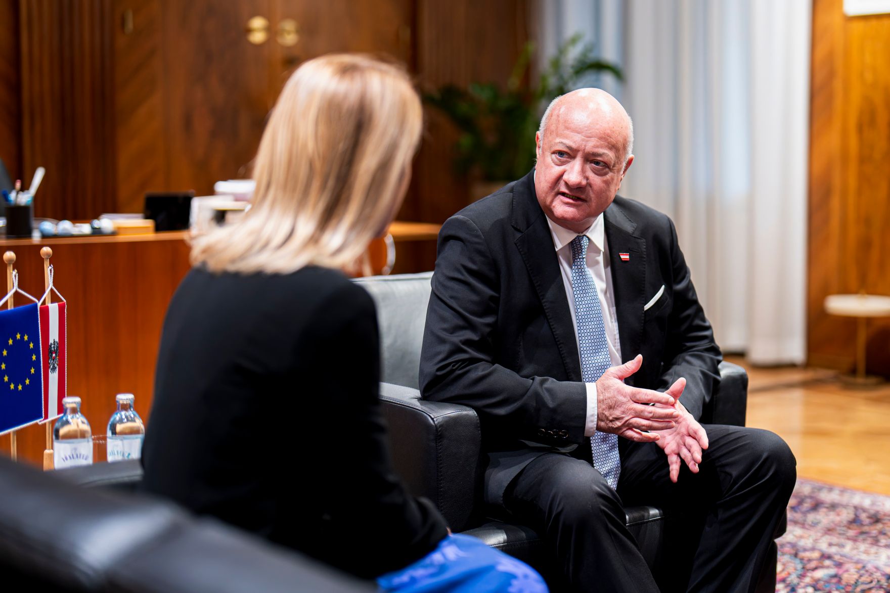 Am 4. Dezember empfing Bundeskanzler Christian Stocker (r.) die Hohe Vertreterin der Europ&auml;ischen Union f&uuml;r Au&szlig;en- und Sicherheitspolitik und Vizepr&auml;sidentin der Europ&auml;ischen Kommission, Kaja Kallas (l.) zu einem Arbeitsbesuch im Bundeskanzleramt.