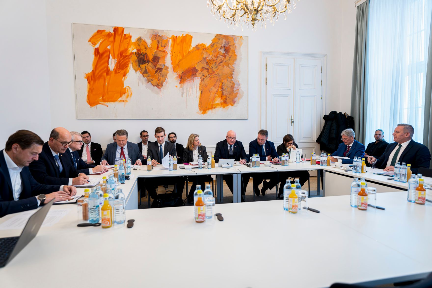 Am 9. Dezember 2025 nahm Bundeskanzler Christian Stocker (6.v.r.) am Treffen der Reformpartnerschaft im Bundeskanzleramt teil. Im Bild mit Vizekanzler Andreas Babler (5.v.r.), Bundesministerin Beate Meinl-Reisinger (7.v.r.) und dem B&uuml;rgermeister von Wien Michael Ludwig (11.v.r.).