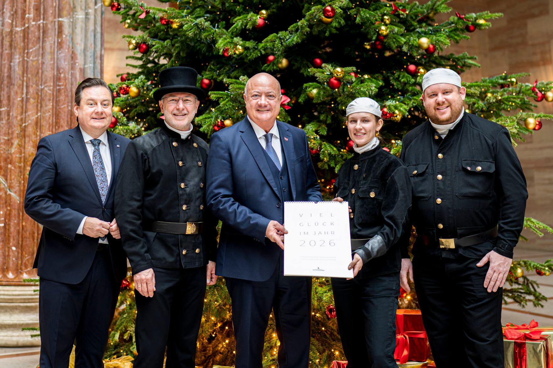 Am 10. Dezember 2025 traf Bundeskanzler Christian Stocker (m.) Rauchfangkehrer im Parlament.