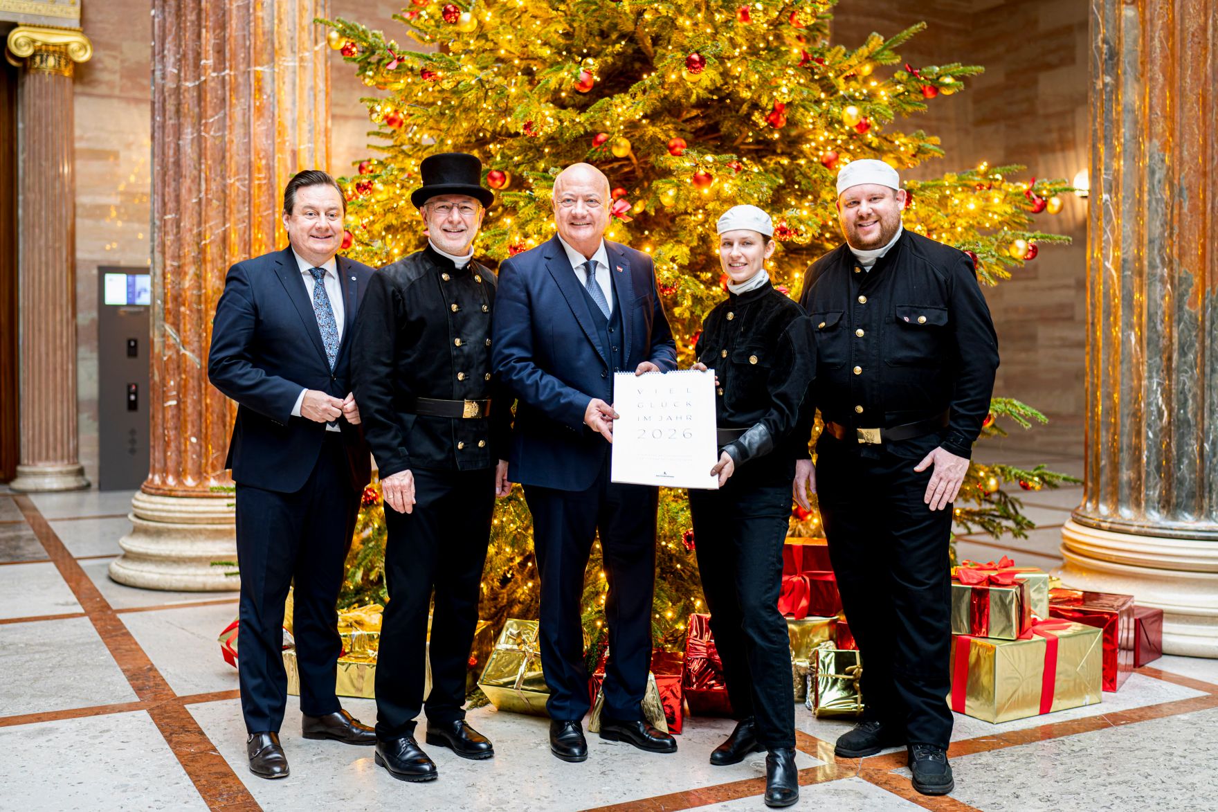 Am 10. Dezember 2025 traf Bundeskanzler Christian Stocker (m.) Rauchfangkehrer im Parlament.