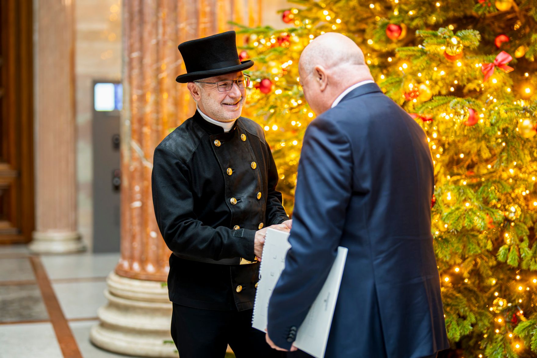 Am 10. Dezember 2025 traf Bundeskanzler Christian Stocker (r.) Rauchfangkehrer im Parlament.