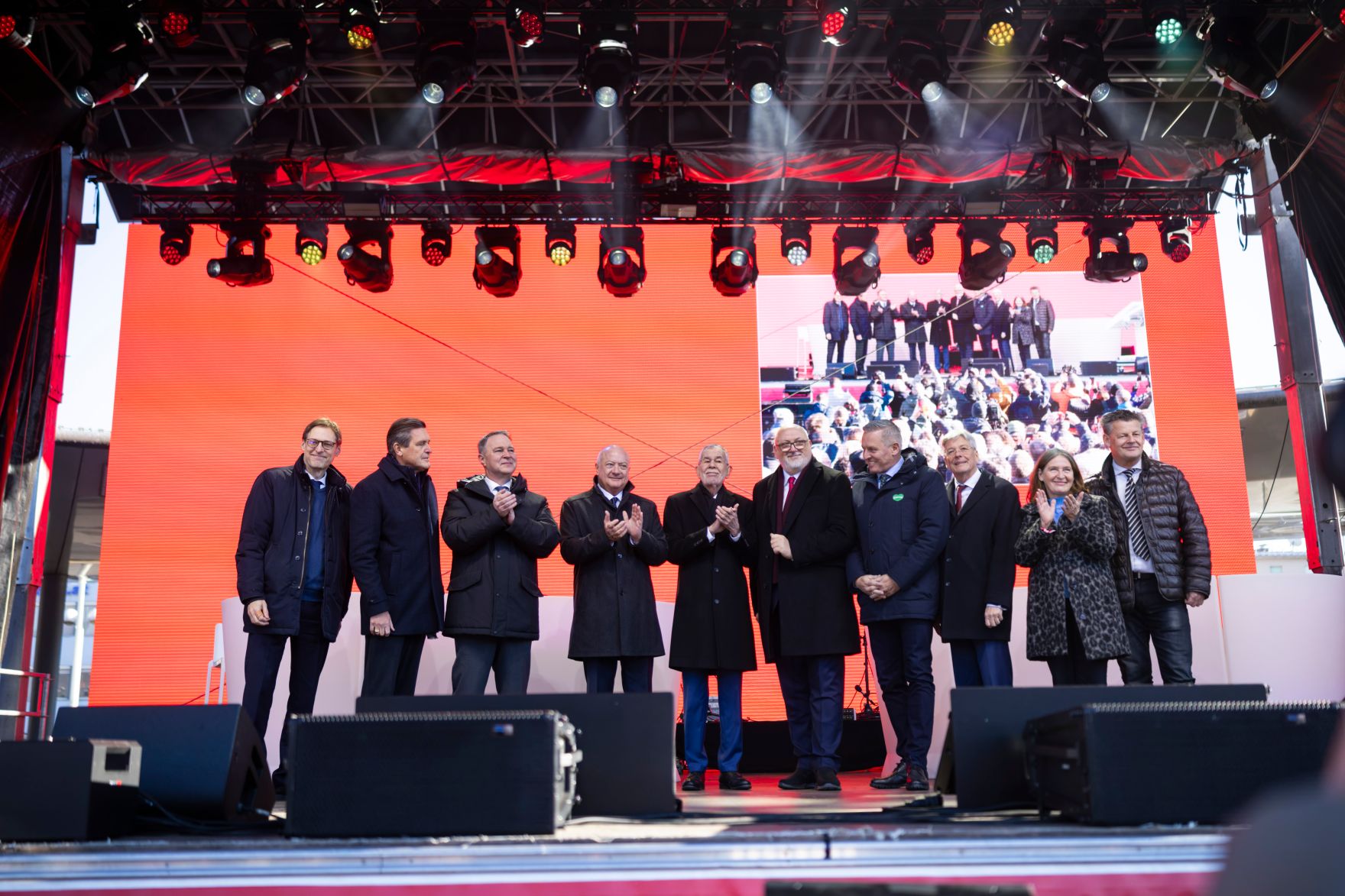 Am 12. Dezember 2025 nahm Bundeskanzler Christian Stocker (4.v.l.) an der Er&ouml;ffnung der Koralmbahn teil. Im Bild mit Vizekanzler Andreas Babler (3.v.l.), Bundesminister Peter Hanke (2.v.l.) und Bundespr&auml;sident Alexander Van der Bellen (5.v.l.).