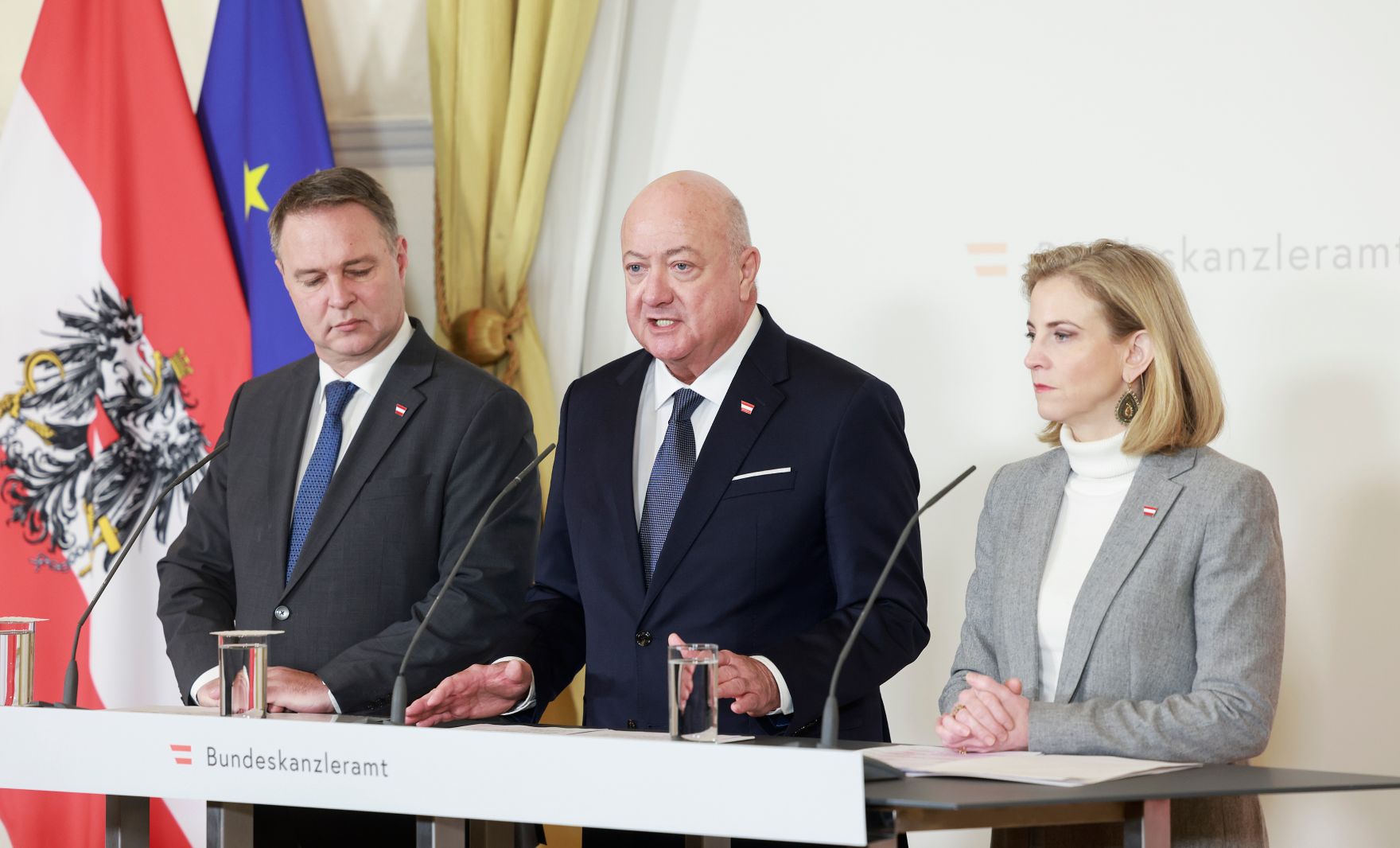 Am 16. Dezember 2025 gaben (v.l.n.r.) Vizekanzler Andreas Babler, Bundeskanzler Christian Stocker und Bundesministerin Beate Meinl-Reisinger eine Pressekonferenz zum Thema &bdquo;Ma&szlig;nahmen zur Senkung der Stromkosten in &Ouml;sterreich&ldquo;.