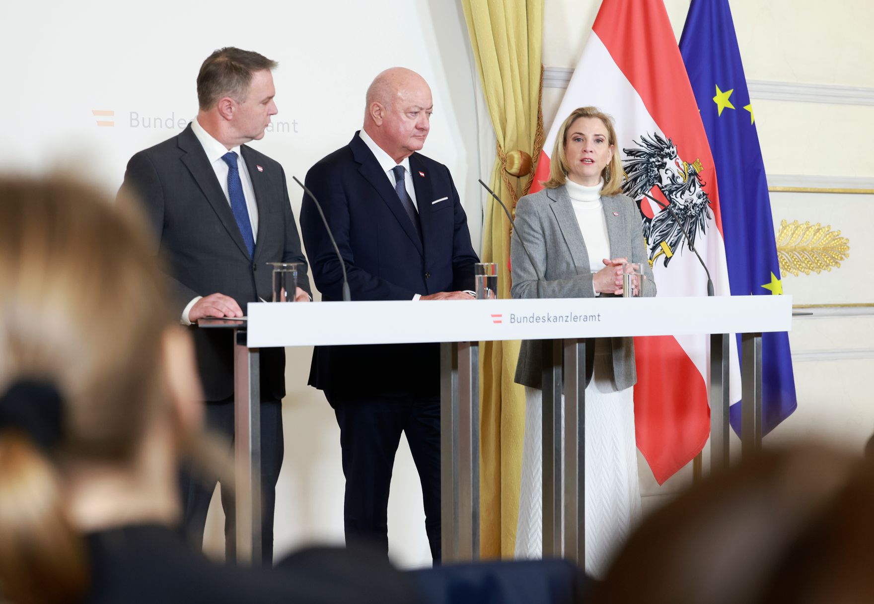 Am 16. Dezember 2025 gaben (v.l.n.r.) Vizekanzler Andreas Babler, Bundeskanzler Christian Stocker und Bundesministerin Beate Meinl-Reisinger eine Pressekonferenz zum Thema &bdquo;Ma&szlig;nahmen zur Senkung der Stromkosten in &Ouml;sterreich&ldquo;.
