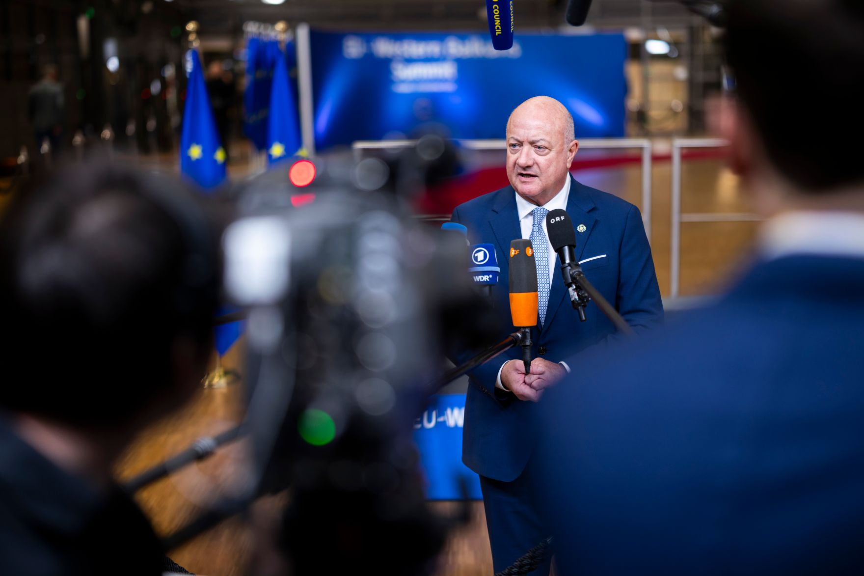 Am 17. Dezember 2025 nahm Bundeskanzler Christian Stocker (im Bild) an dem Treffen der EU-Staats- und Regierungschefs in Br&uuml;ssel teil. Im Bild beim Doorstep.