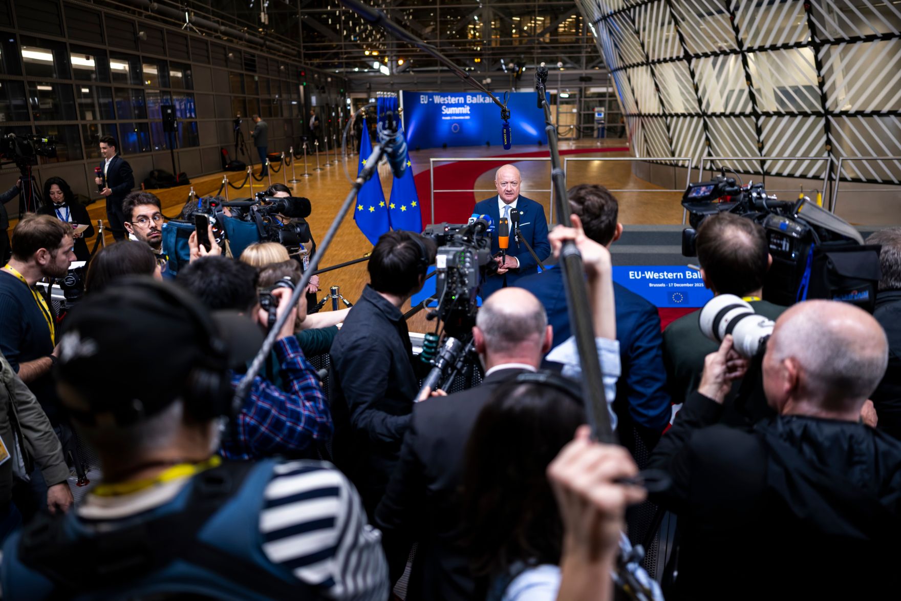 Am 17. Dezember 2025 nahm Bundeskanzler Christian Stocker an dem Treffen der EU-Staats- und Regierungschefs in Br&uuml;ssel teil. Im Bild beim Doorstep.