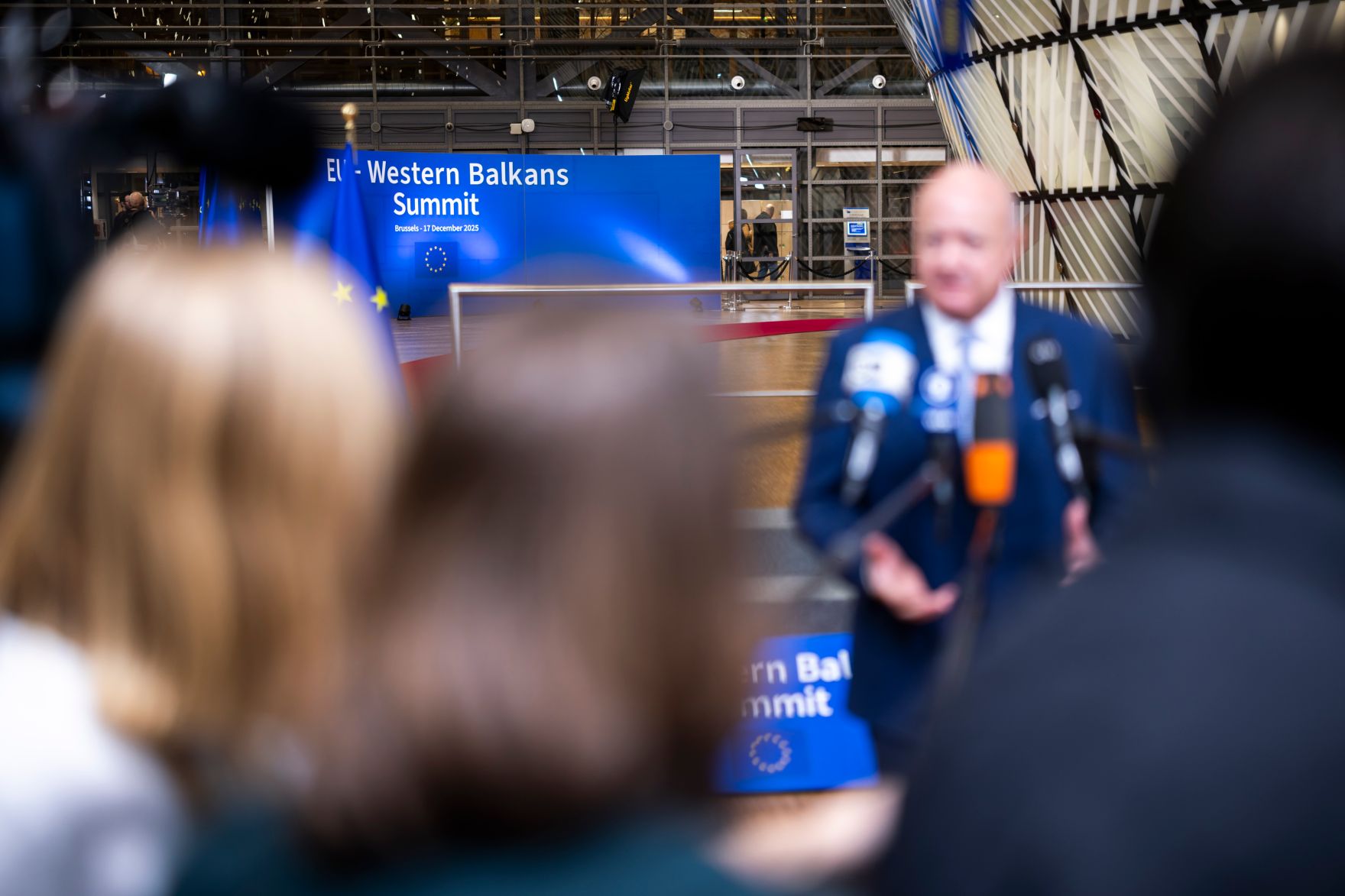 Am 17. Dezember 2025 nahm Bundeskanzler Christian Stocker an dem Treffen der EU-Staats- und Regierungschefs in Br&uuml;ssel teil. Im Bild beim Doorstep.