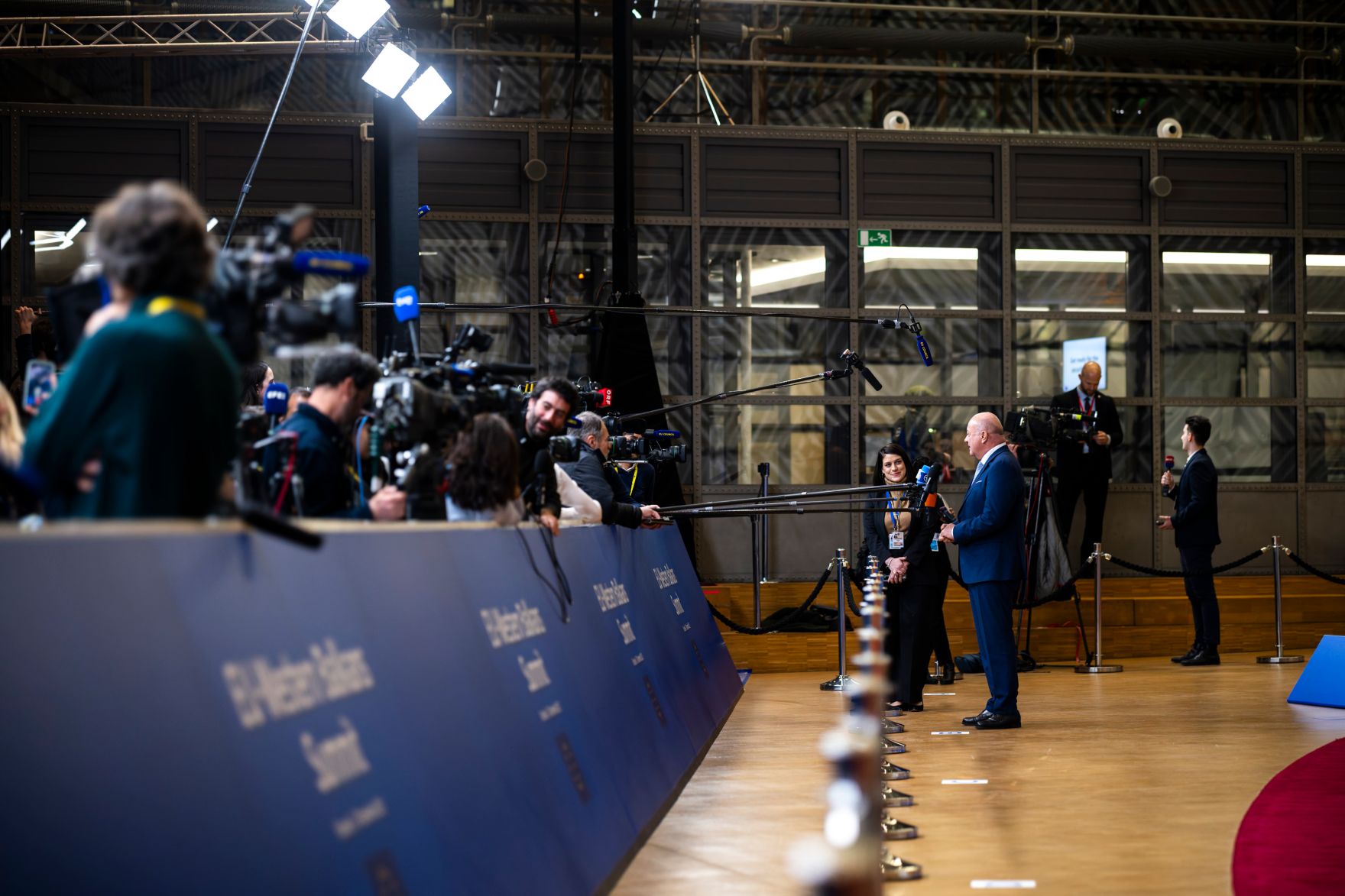 Am 17. Dezember 2025 nahm Bundeskanzler Christian Stocker (3.v.r.) an dem Treffen der EU-Staats- und Regierungschefs in Br&uuml;ssel teil. Im Bild beim Doorstep.
