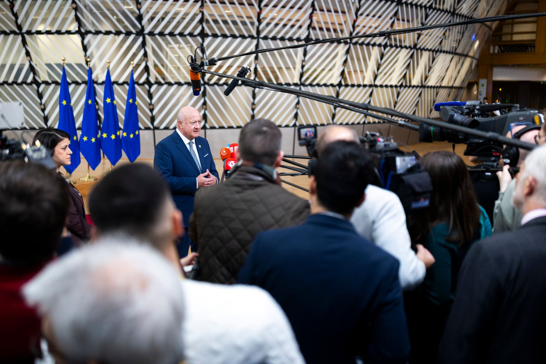 Am 17. Dezember 2025 nahm Bundeskanzler Christian Stocker (im Bild) an dem Treffen der EU-Staats- und Regierungschefs in Br&uuml;ssel teil. Im Bild beim Doorstep.
