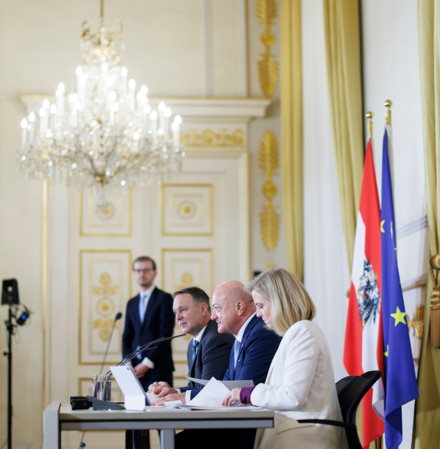 Am 17. Dezember 2025 nahmen Bundeskanzler Christian Stocker (2.v.r.), Vizekanzler Andreas Babler (3.v.r.) und Bundesministerin Beate Meinl-Reisinger (r.) am Pressefoyer nach dem Ministerrat teil.