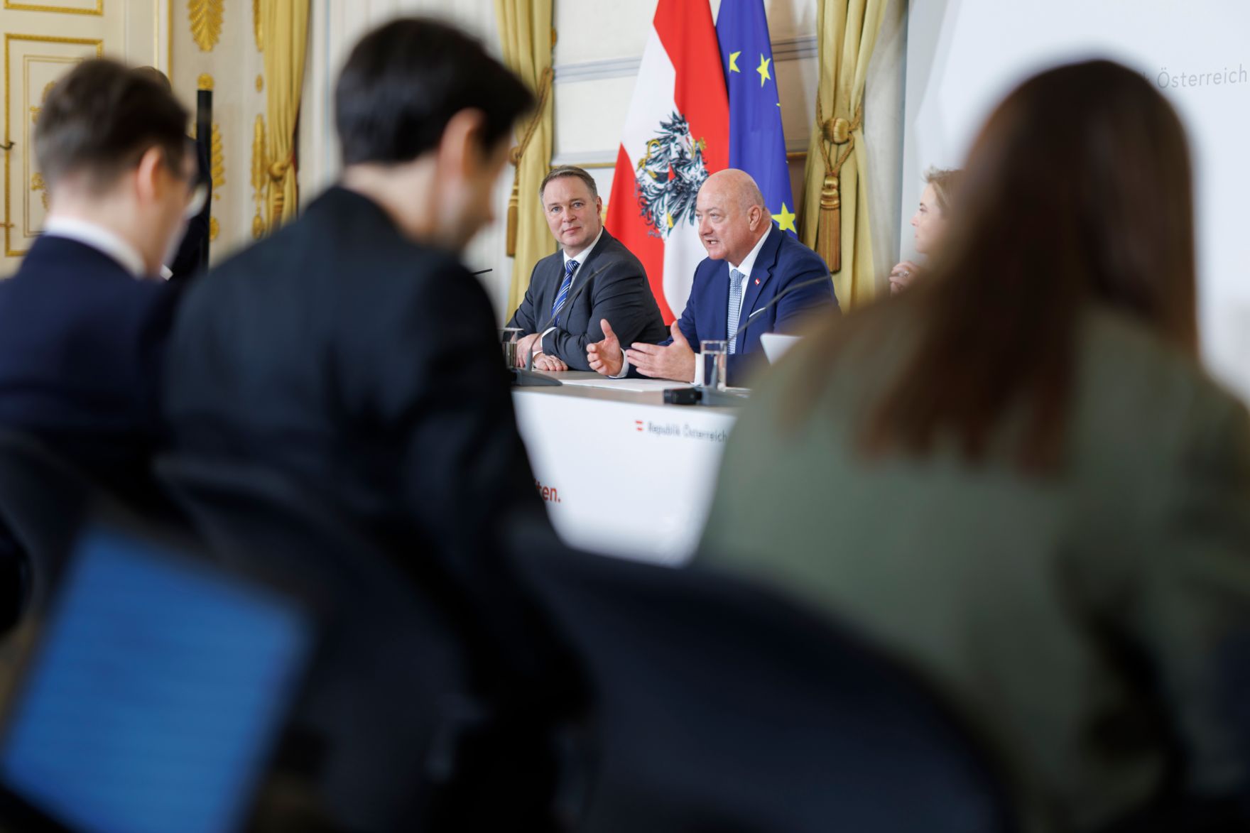 Am 17. Dezember 2025 nahmen Bundeskanzler Christian Stocker (m.r.), Vizekanzler Andreas Babler (m.l.) und Bundesministerin Beate Meinl-Reisinger am Pressefoyer nach dem Ministerrat teil.