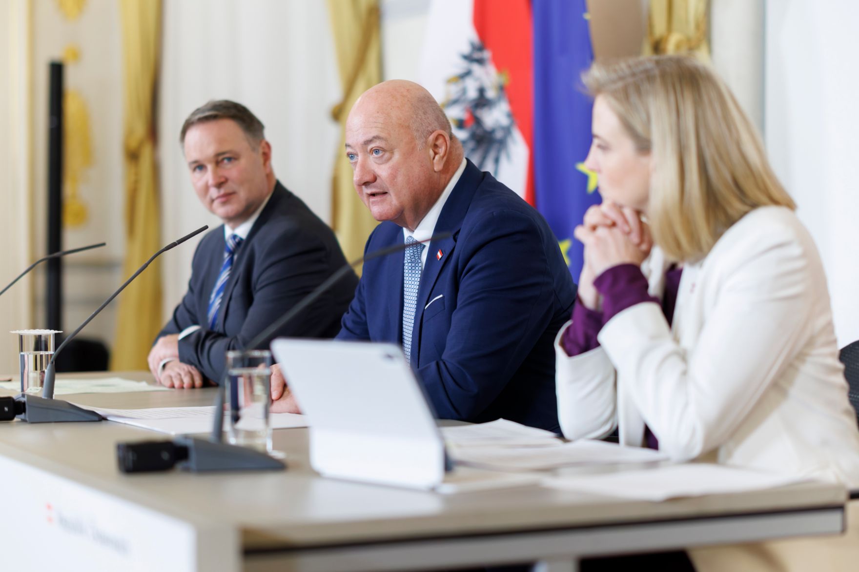 Am 17. Dezember 2025 nahmen Bundeskanzler Christian Stocker (m.), Vizekanzler Andreas Babler (l.) und Bundesministerin Beate Meinl-Reisinger (r.) am Pressefoyer nach dem Ministerrat teil.