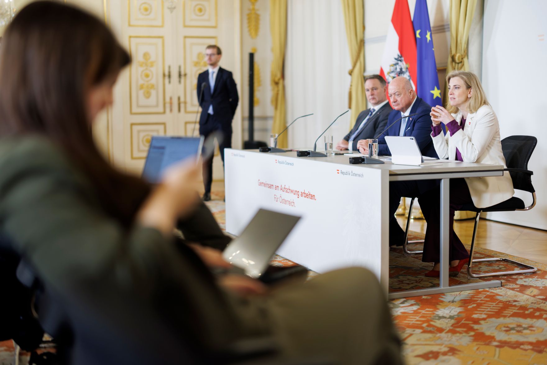 Am 17. Dezember 2025 nahmen Bundeskanzler Christian Stocker (2.v.r.), Vizekanzler Andreas Babler (3.v.r.) und Bundesministerin Beate Meinl-Reisinger (r.) am Pressefoyer nach dem Ministerrat teil.