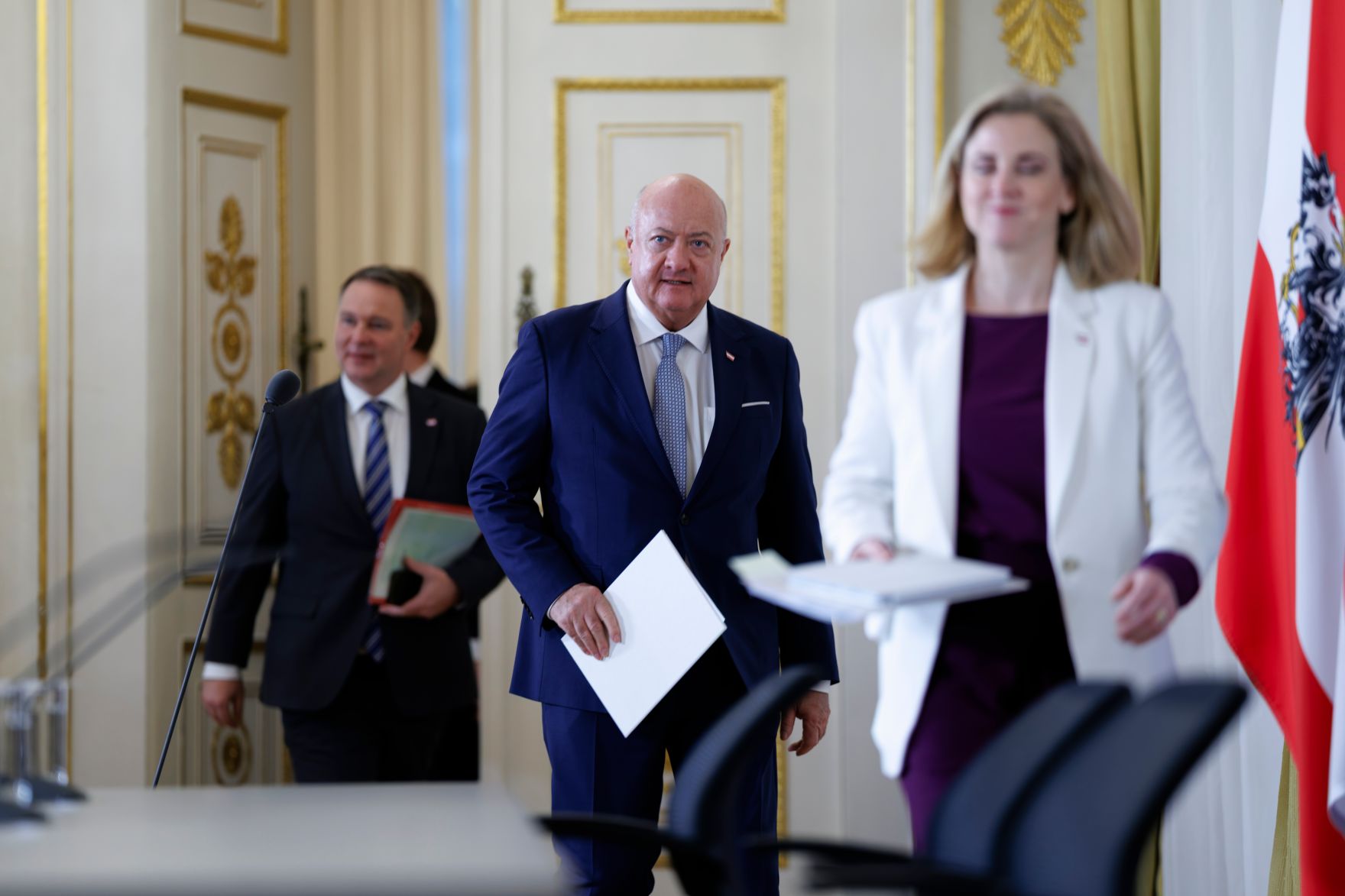 Am 17. Dezember 2025 nahmen Bundeskanzler Christian Stocker (m.), Vizekanzler Andreas Babler (l.) und Bundesministerin Beate Meinl-Reisinger (r.) am Pressefoyer nach dem Ministerrat teil.