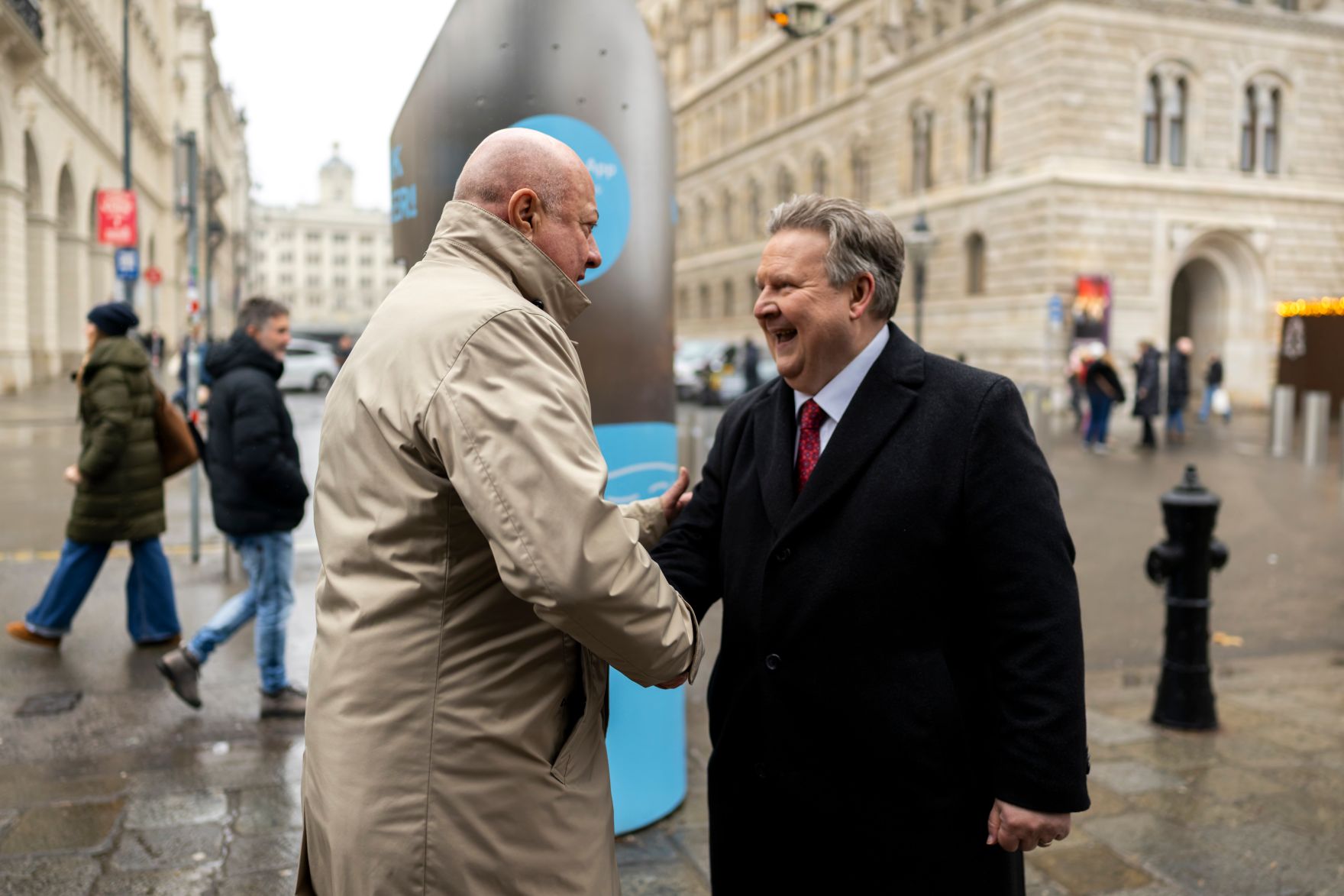 Am 23. Dezember 2025 besuchte Bundeskanzler Christian Stocker (m.l.) gemeinsam mit dem B&uuml;rgermeister von Wien Michael Ludwig (m.r.) den Christkindlmarkt am Wiener Rathausplatz.