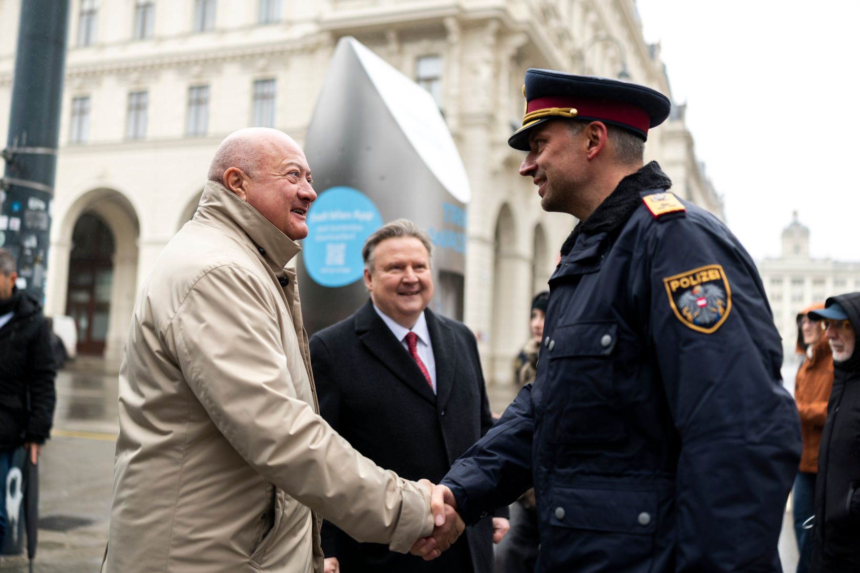 Am 23. Dezember 2025 besuchte Bundeskanzler Christian Stocker (l.) gemeinsam mit dem B&uuml;rgermeister von Wien Michael Ludwig (m.) den Christkindlmarkt am Wiener Rathausplatz.