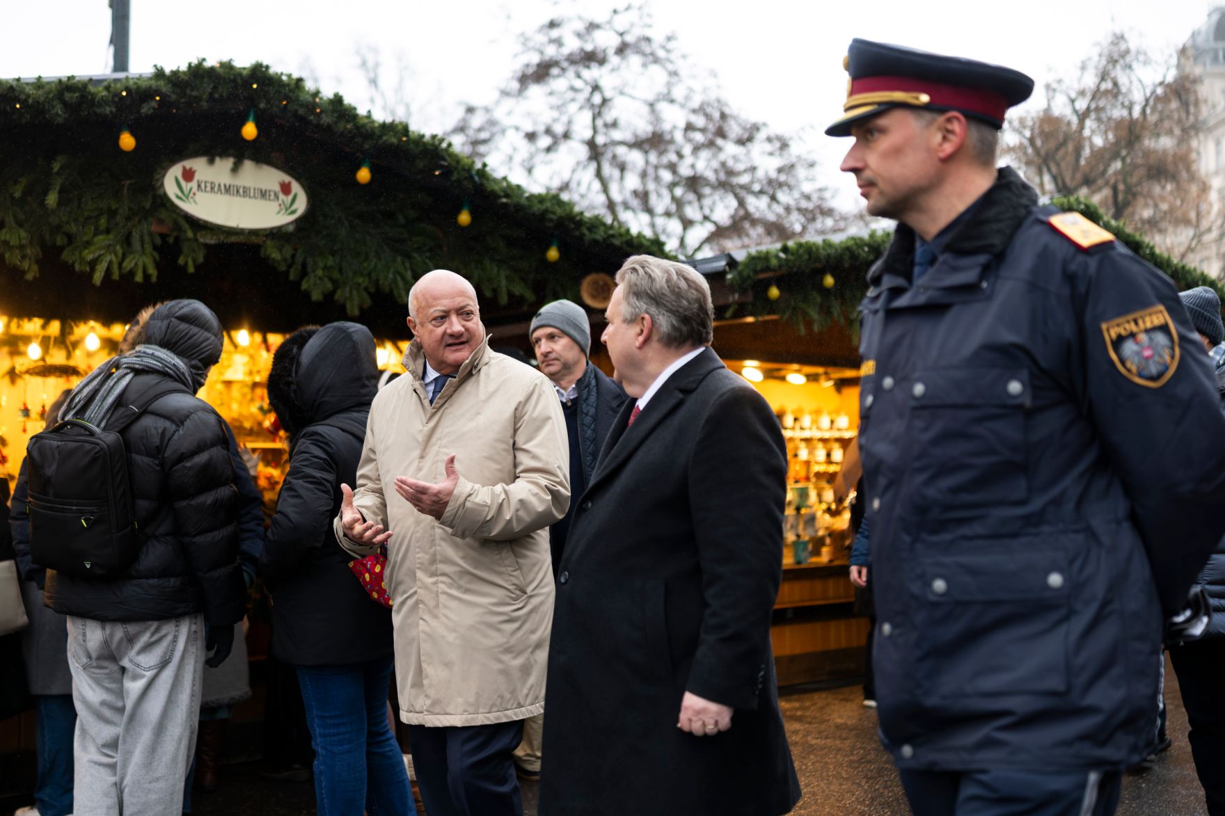 Am 23. Dezember 2025 besuchte Bundeskanzler Christian Stocker (m.l.) gemeinsam mit dem B&uuml;rgermeister von Wien Michael Ludwig (m.r.) den Christkindlmarkt am Wiener Rathausplatz.