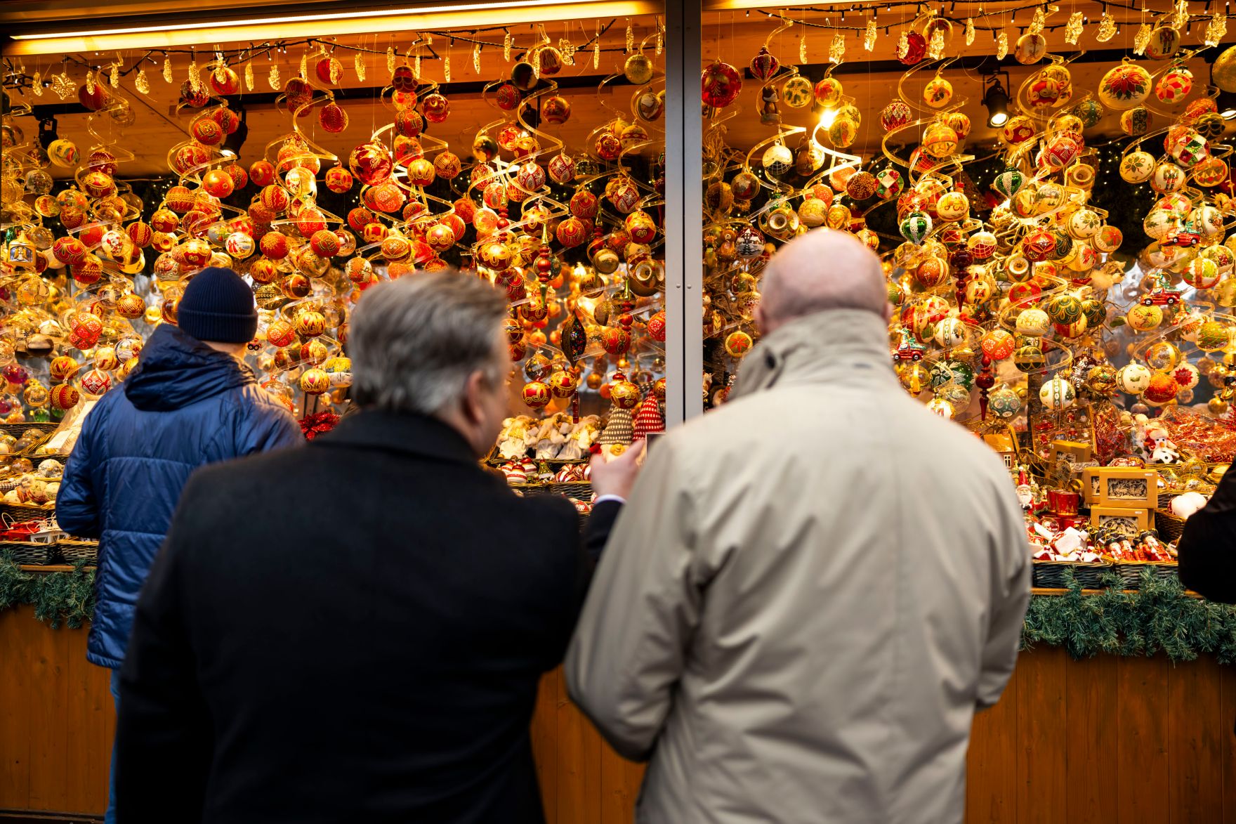 Am 23. Dezember 2025 besuchte Bundeskanzler Christian Stocker (r.) gemeinsam mit dem B&uuml;rgermeister von Wien Michael Ludwig (m.) den Christkindlmarkt am Wiener Rathausplatz.