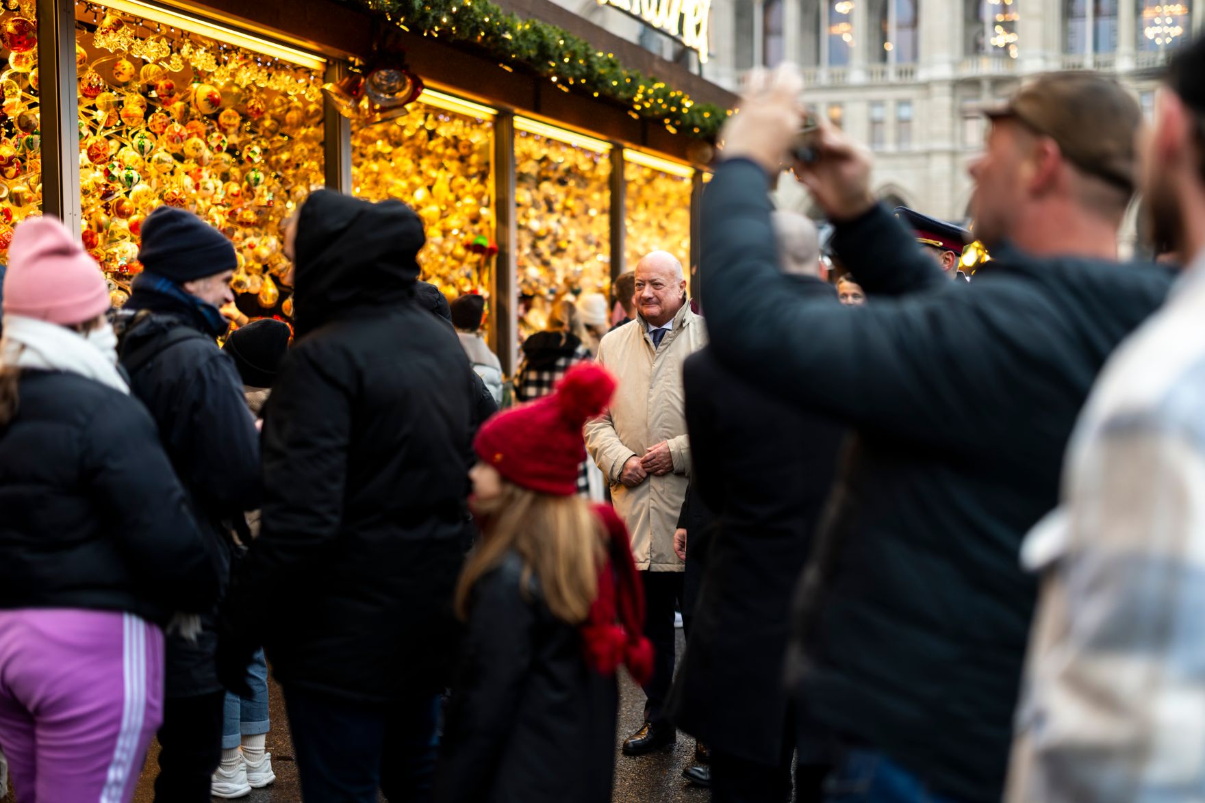 Am 23. Dezember 2025 besuchte Bundeskanzler Christian Stocker gemeinsam mit dem B&uuml;rgermeister von Wien Michael Ludwig den Christkindlmarkt am Wiener Rathausplatz.