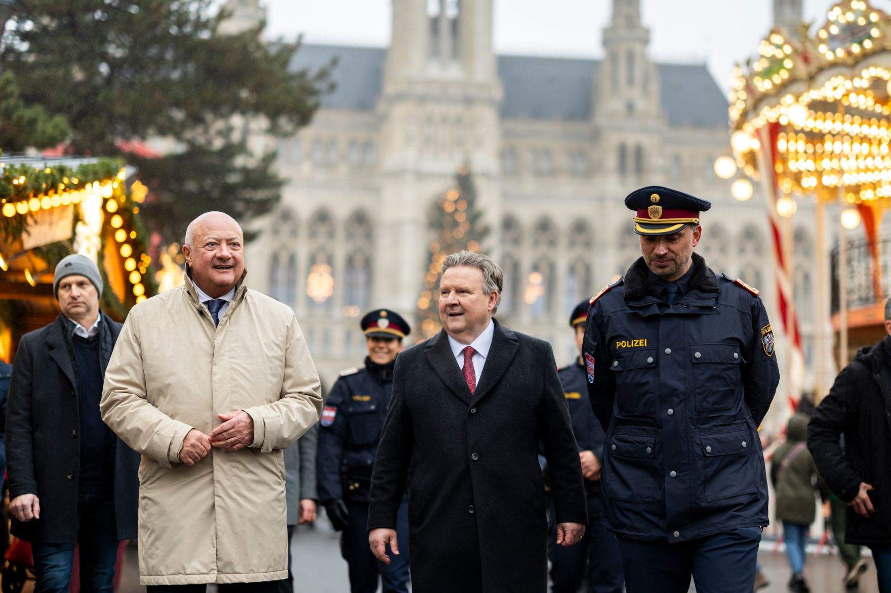 Am 23. Dezember 2025 besuchte Bundeskanzler Christian Stocker (2.v.l.) gemeinsam mit dem B&uuml;rgermeister von Wien Michael Ludwig (2.v.r.) den Christkindlmarkt am Wiener Rathausplatz.