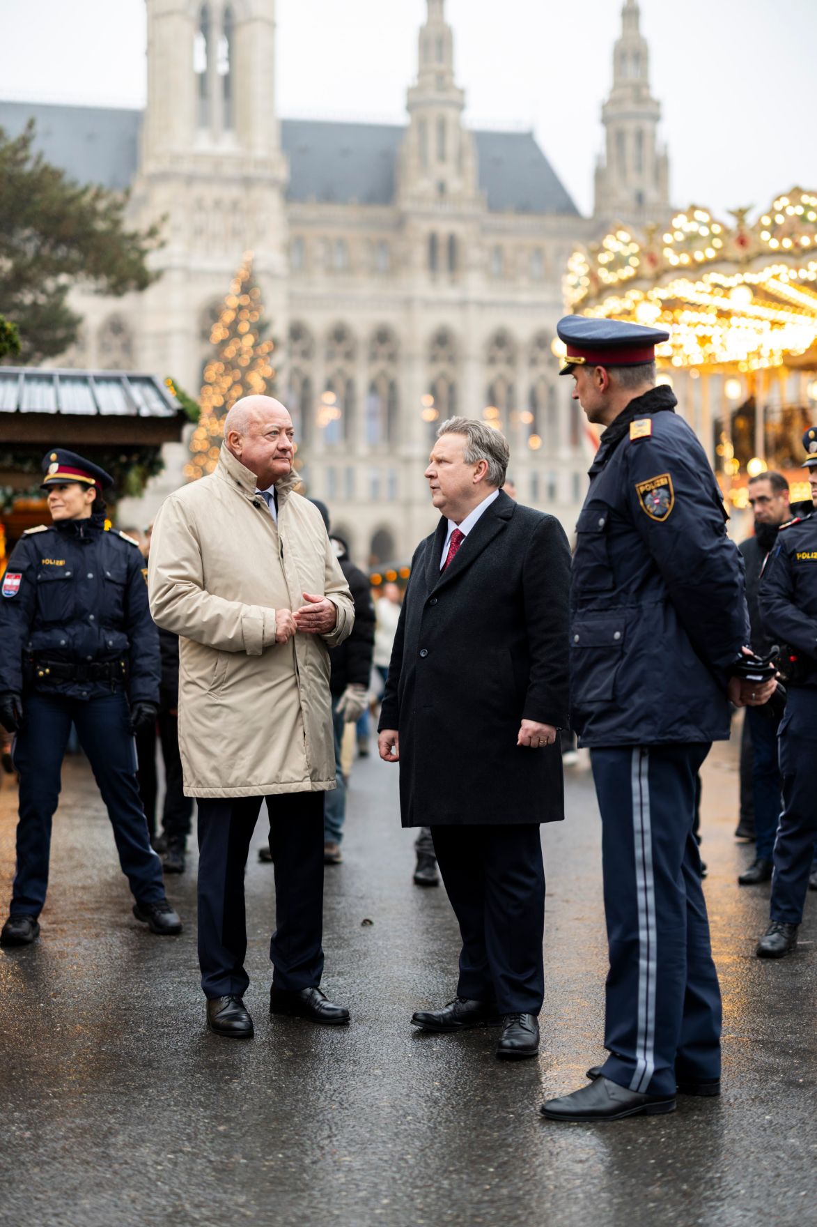 Am 23. Dezember 2025 besuchte Bundeskanzler Christian Stocker (m.l.) gemeinsam mit dem B&uuml;rgermeister von Wien Michael Ludwig (m.r.) den Christkindlmarkt am Wiener Rathausplatz.