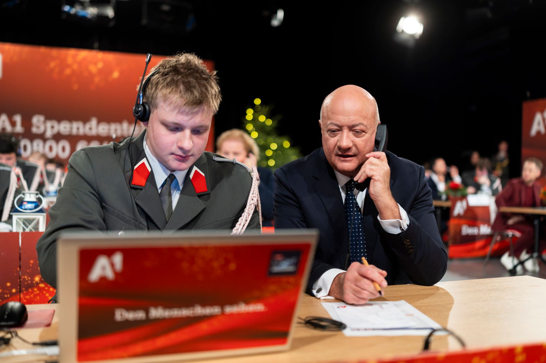 Am 24. Dezember 2025 nahm Bundeskanzler Christian Stocker (r.) an der Licht ins Dunkel Spendenaktion im ORF Zentrum Wien teil.