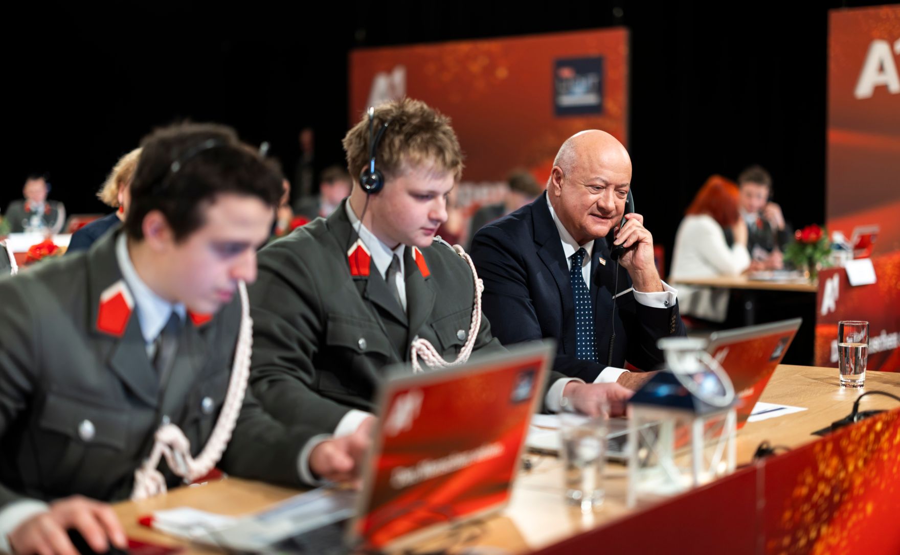 Am 24. Dezember 2025 nahm Bundeskanzler Christian Stocker (r.) an der Licht ins Dunkel Spendenaktion im ORF Zentrum Wien teil.