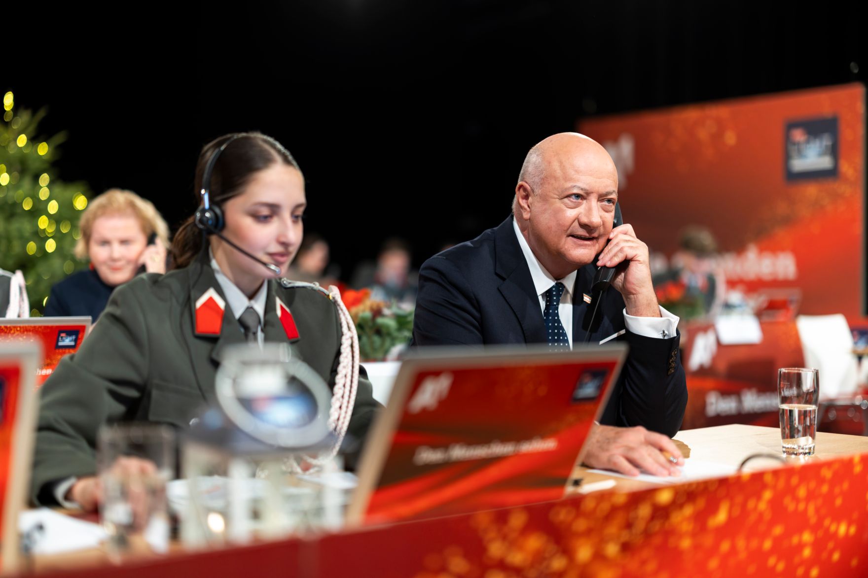 Am 24. Dezember 2025 nahm Bundeskanzler Christian Stocker (r.) an der Licht ins Dunkel Spendenaktion im ORF Zentrum Wien teil.
