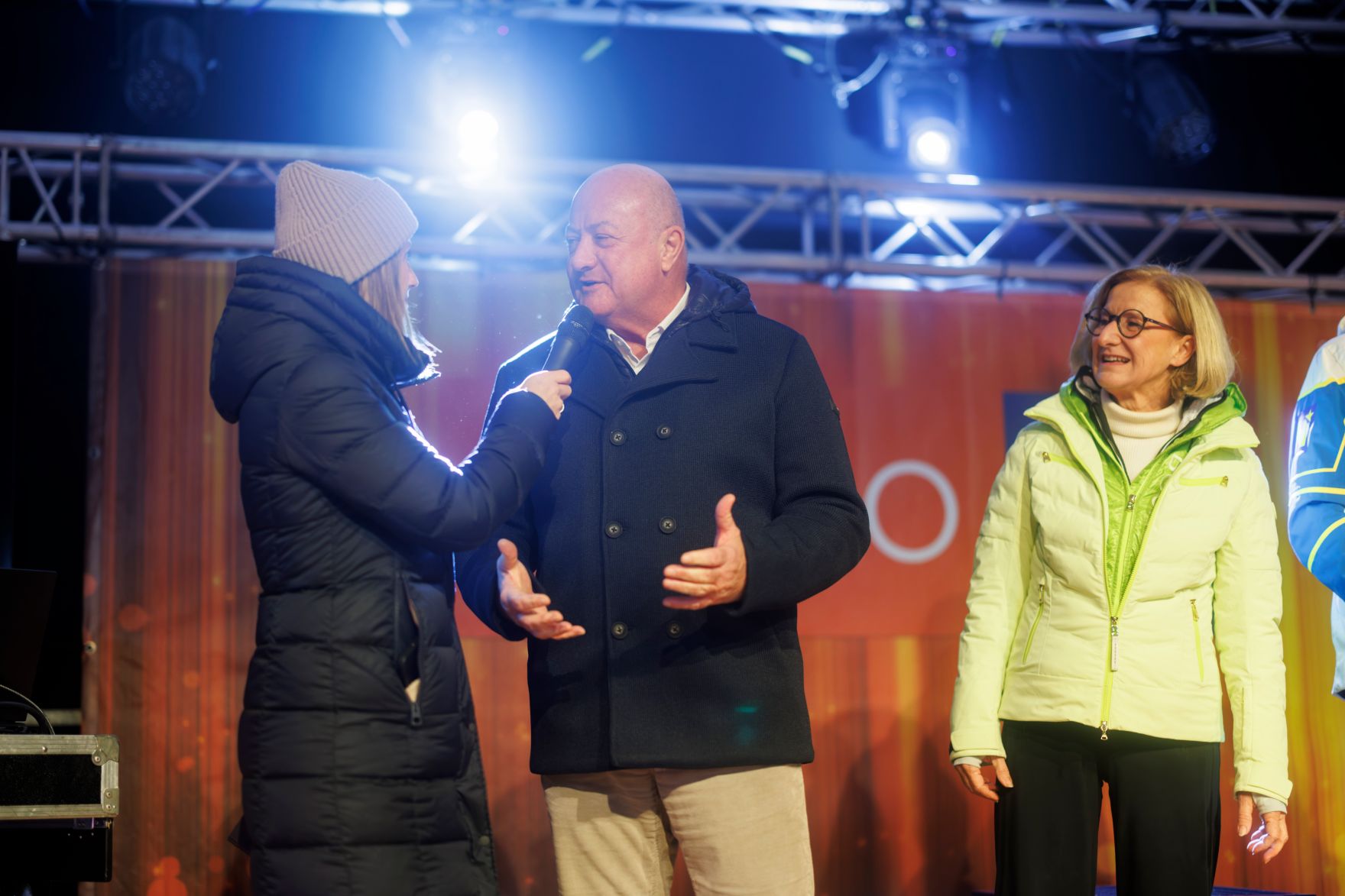 Am 27.12.2025 besuchte Bundeskanzler Christian Stocker (m.) das Damen-Ski-Weltcuprennen am Semmering. Im Bild mit der Landeshauptfrau von Nieder&ouml;sterreich, Johanna Mikl-Leitner (r.).