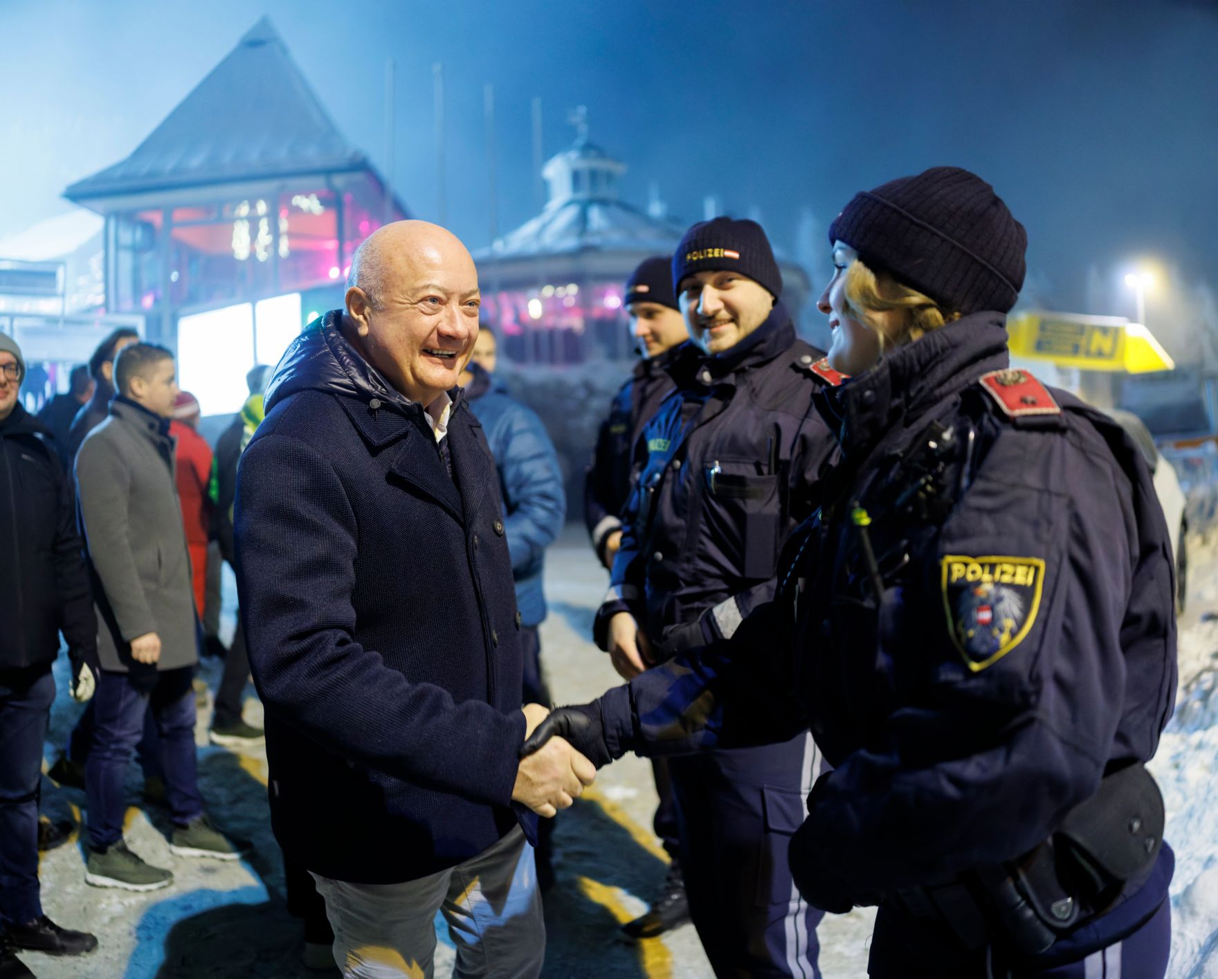 Am 27.12.2025 besuchte Bundeskanzler Christian Stocker (l.) das Damen-Ski-Weltcuprennen am Semmering.
