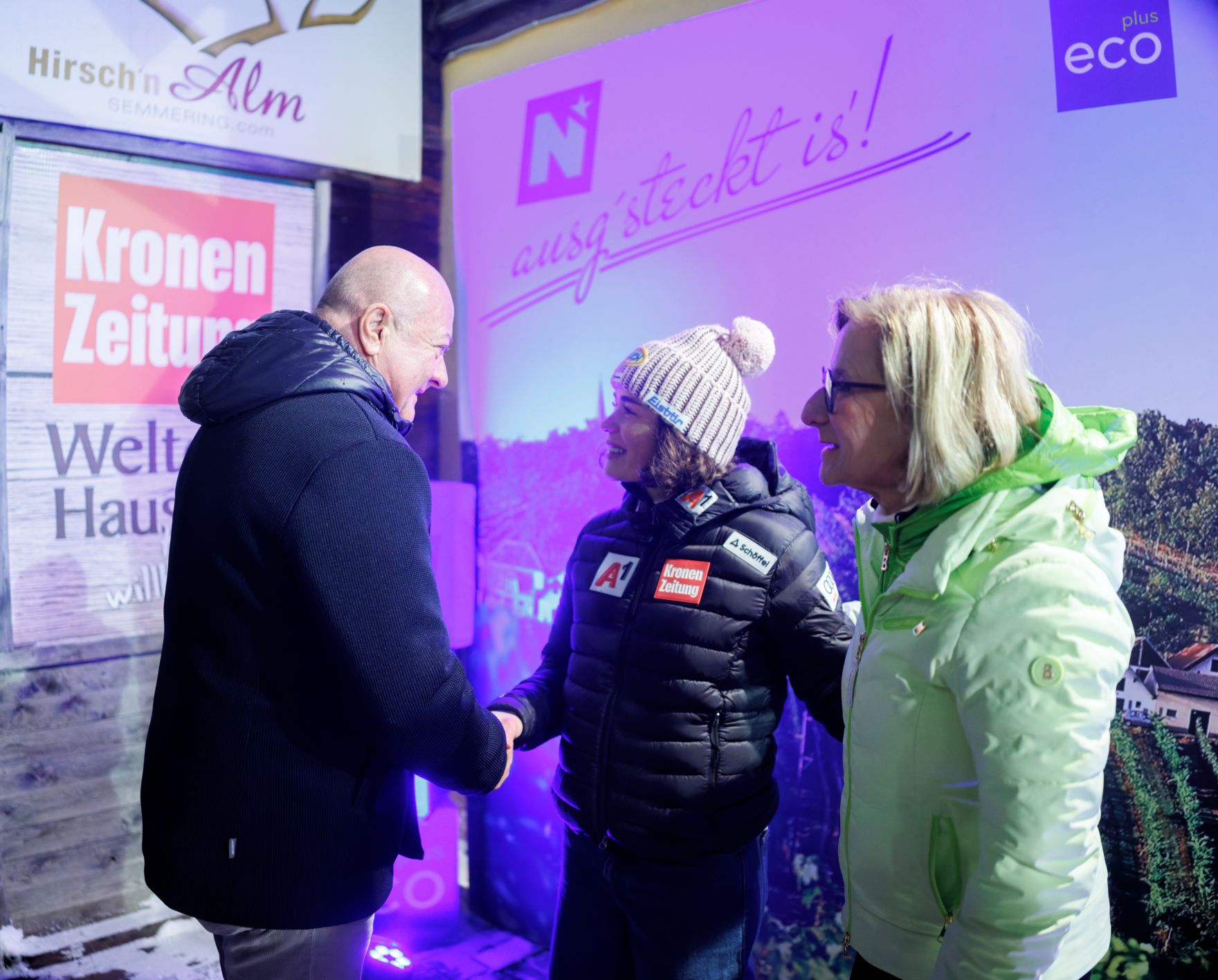 Am 27.12.2025 besuchte Bundeskanzler Christian Stocker (l.) das Damen-Ski-Weltcuprennen am Semmering. Im Bild mit der Landeshauptfrau von Nieder&ouml;sterreich, Johanna Mikl-Leitner (r.) und der Siegerin des Riesentorlauf, Julia Scheib (m.).