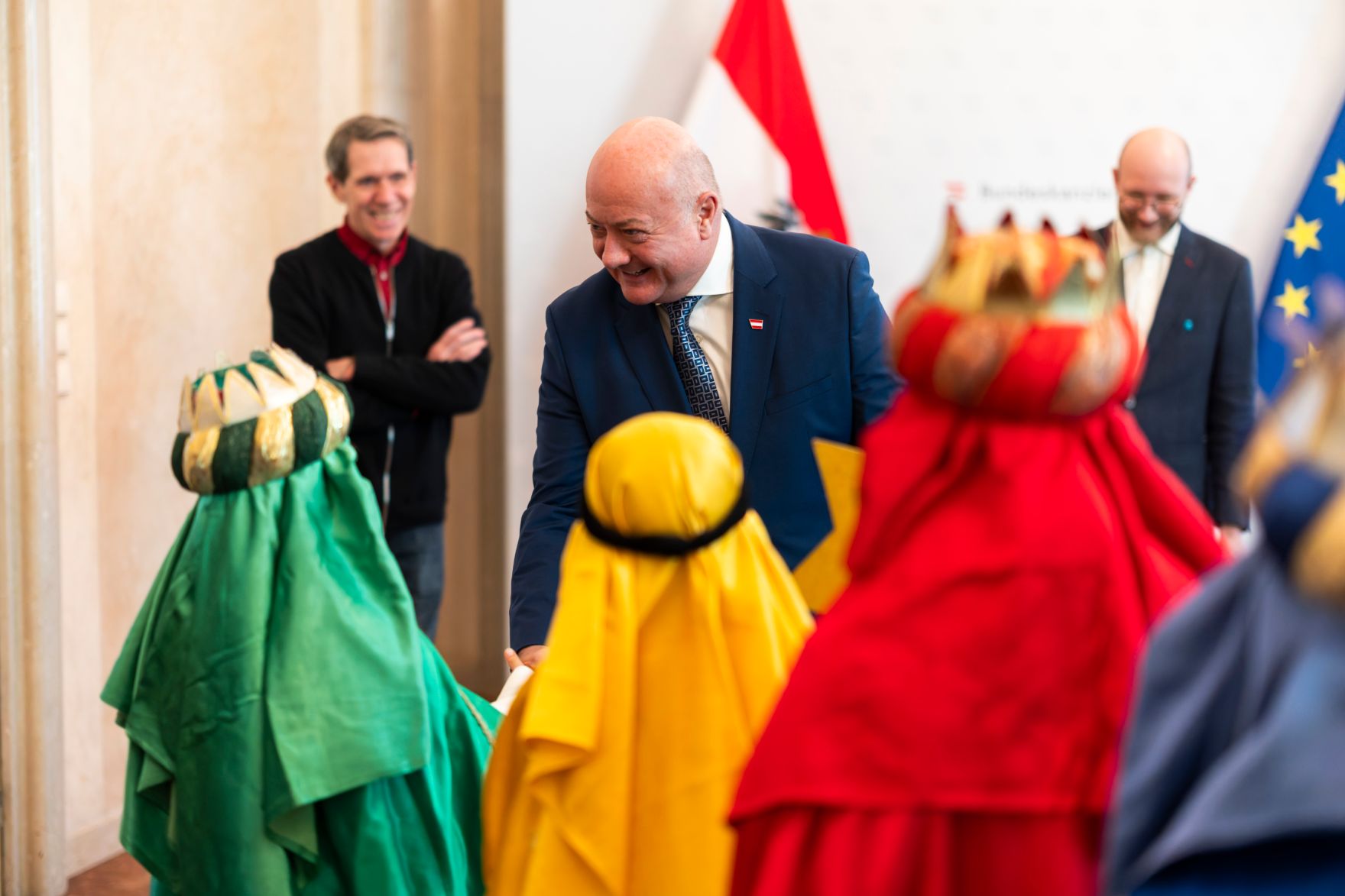 Am 29. Dezember 2025 empfing Bundeskanzler Christian Stocker (m.) Sternsinger aus der Pfarre Maria Lanzendorf, im Bundeskanzleramt.