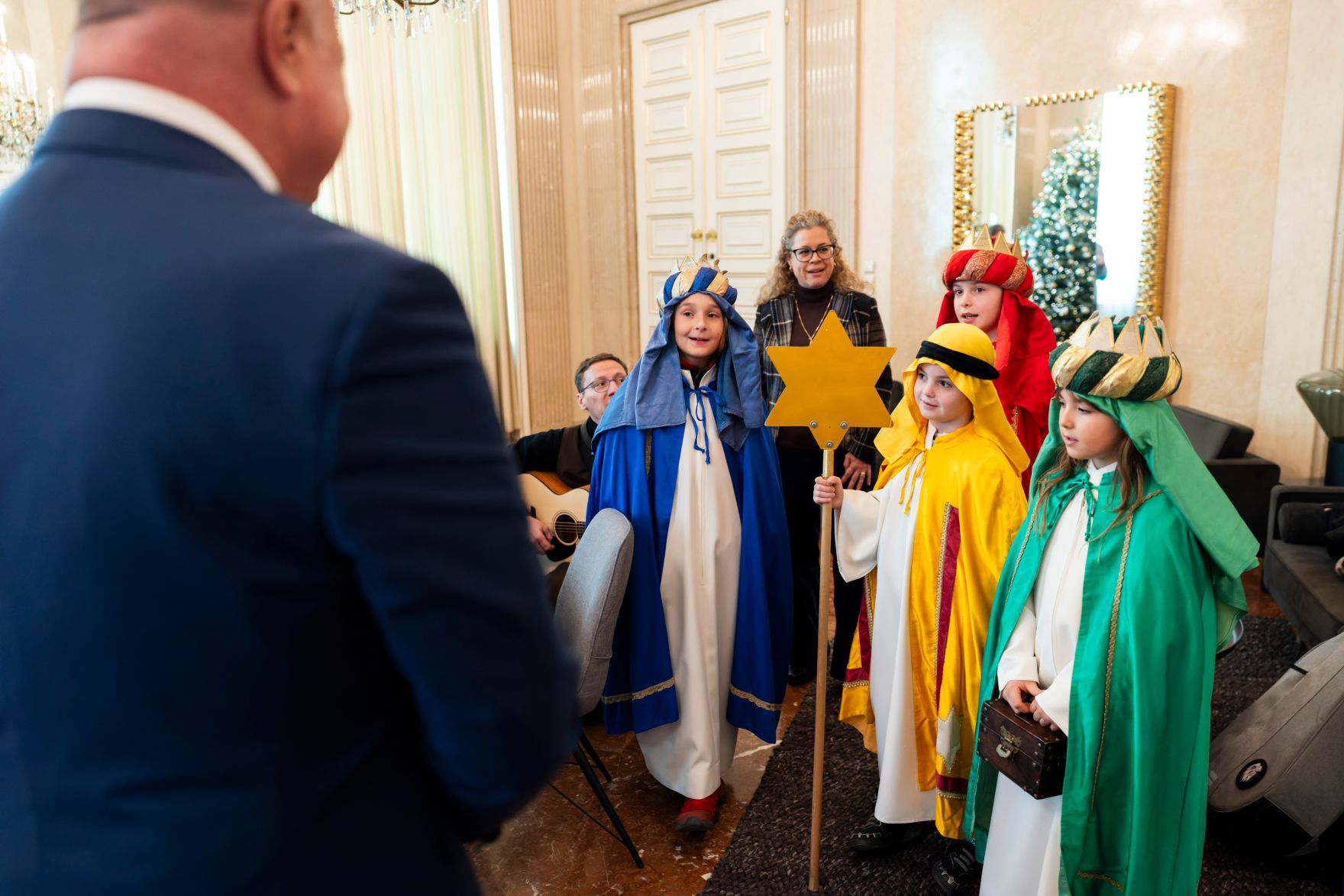 Am 29. Dezember 2025 empfing Bundeskanzler Christian Stocker (l.) Sternsinger aus der Pfarre Maria Lanzendorf, im Bundeskanzleramt.