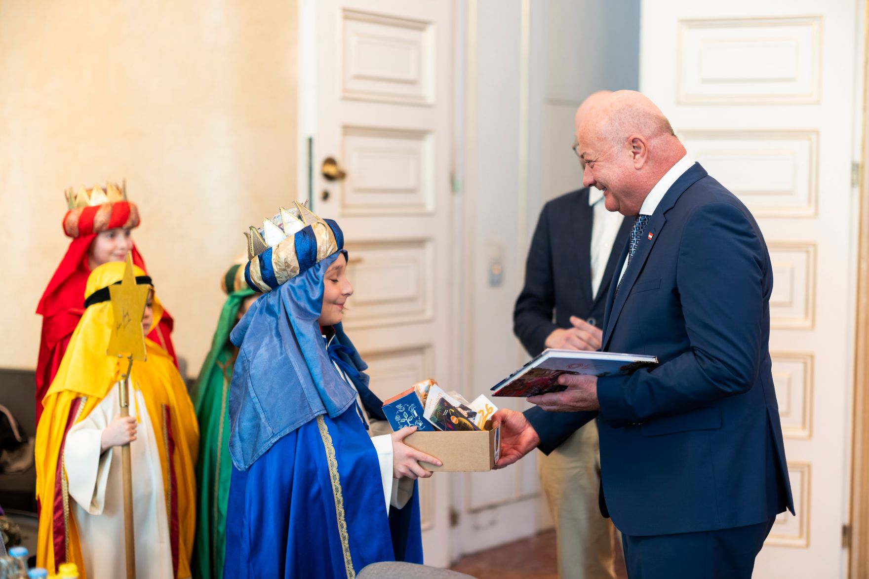 Am 29. Dezember 2025 empfing Bundeskanzler Christian Stocker (r.) Sternsinger aus der Pfarre Maria Lanzendorf, im Bundeskanzleramt.