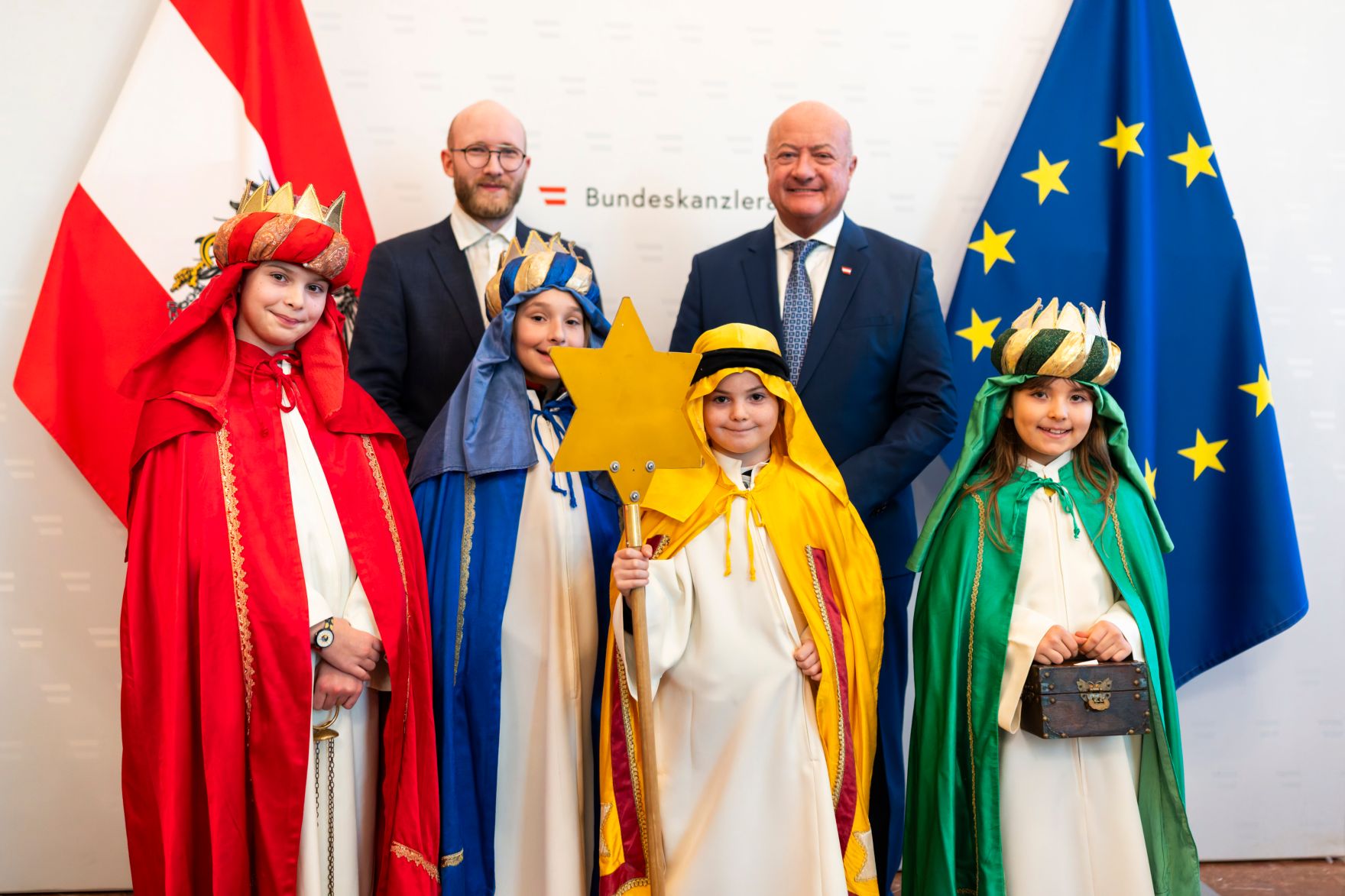 Am 29. Dezember 2025 empfing Bundeskanzler Christian Stocker (2.v.r.) Sternsinger aus der Pfarre Maria Lanzendorf, im Bundeskanzleramt.