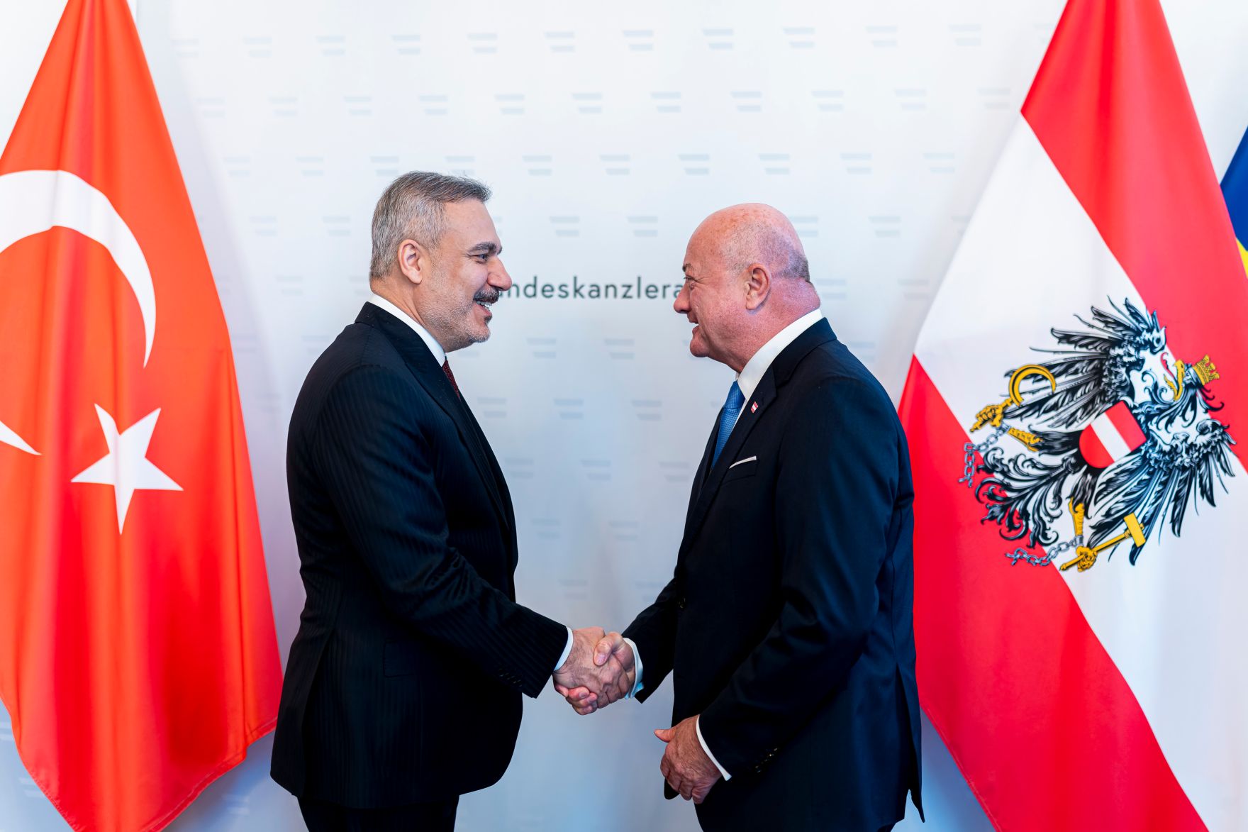 Am 29. April 2026 empfing Bundeskanzler Christian Stocker (r.) den t&uuml;rkischen Au&szlig;enminister Hakan Fidan (l.), zu einem Arbeitsgespr&auml;ch im Bundeskanzleramt.